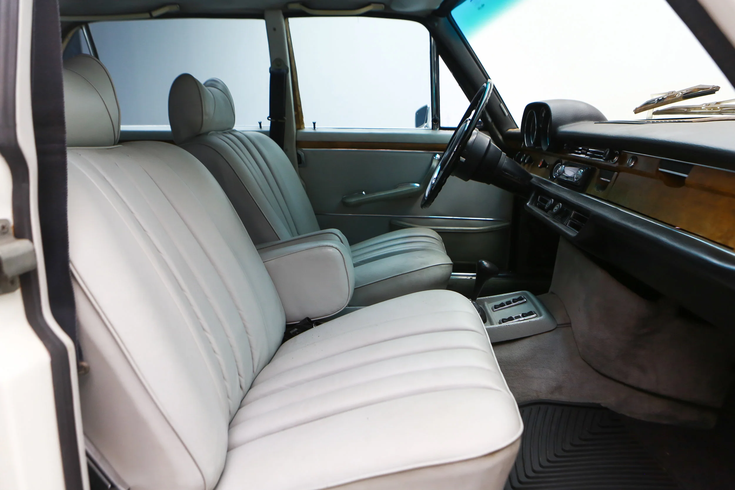 ROBERT_BASSAM_MERCEDES_300SEL_1972_WHITE (29).jpg