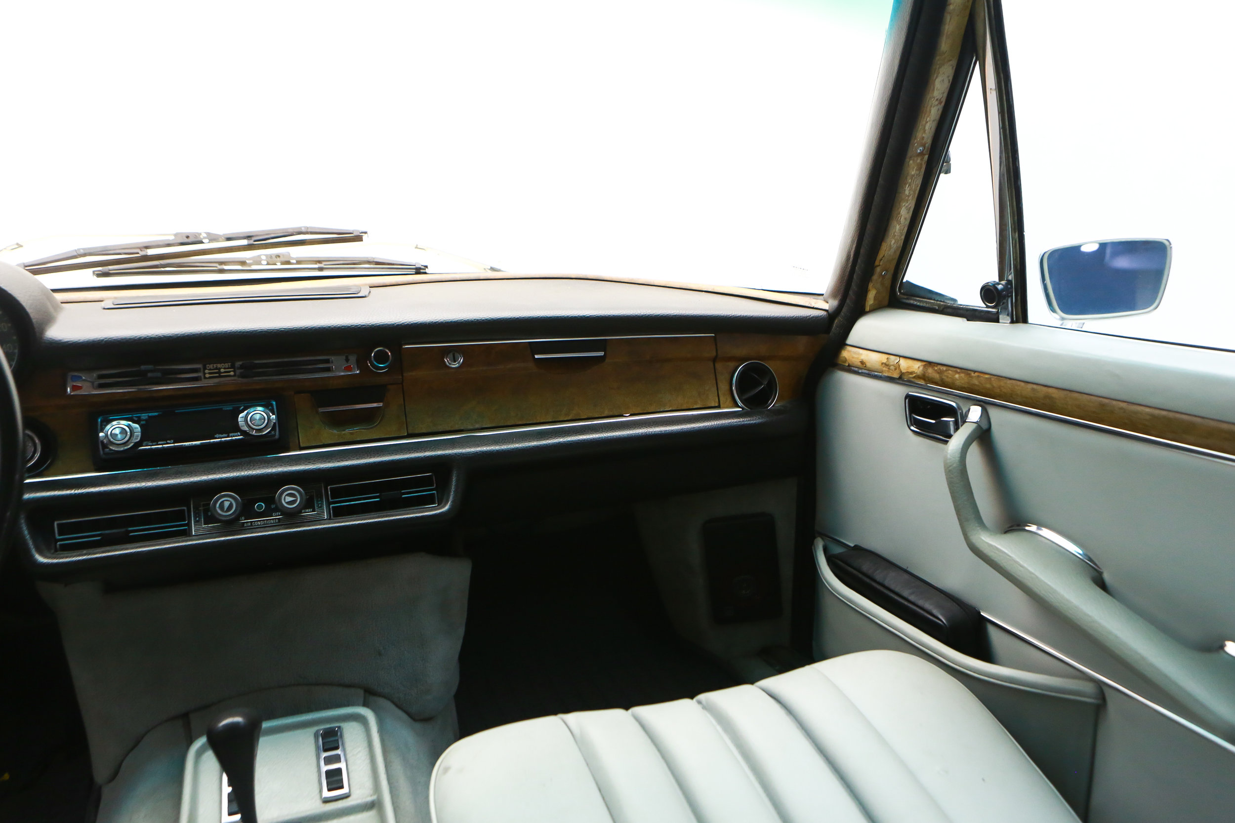 ROBERT_BASSAM_MERCEDES_300SEL_1972_WHITE (35).jpg