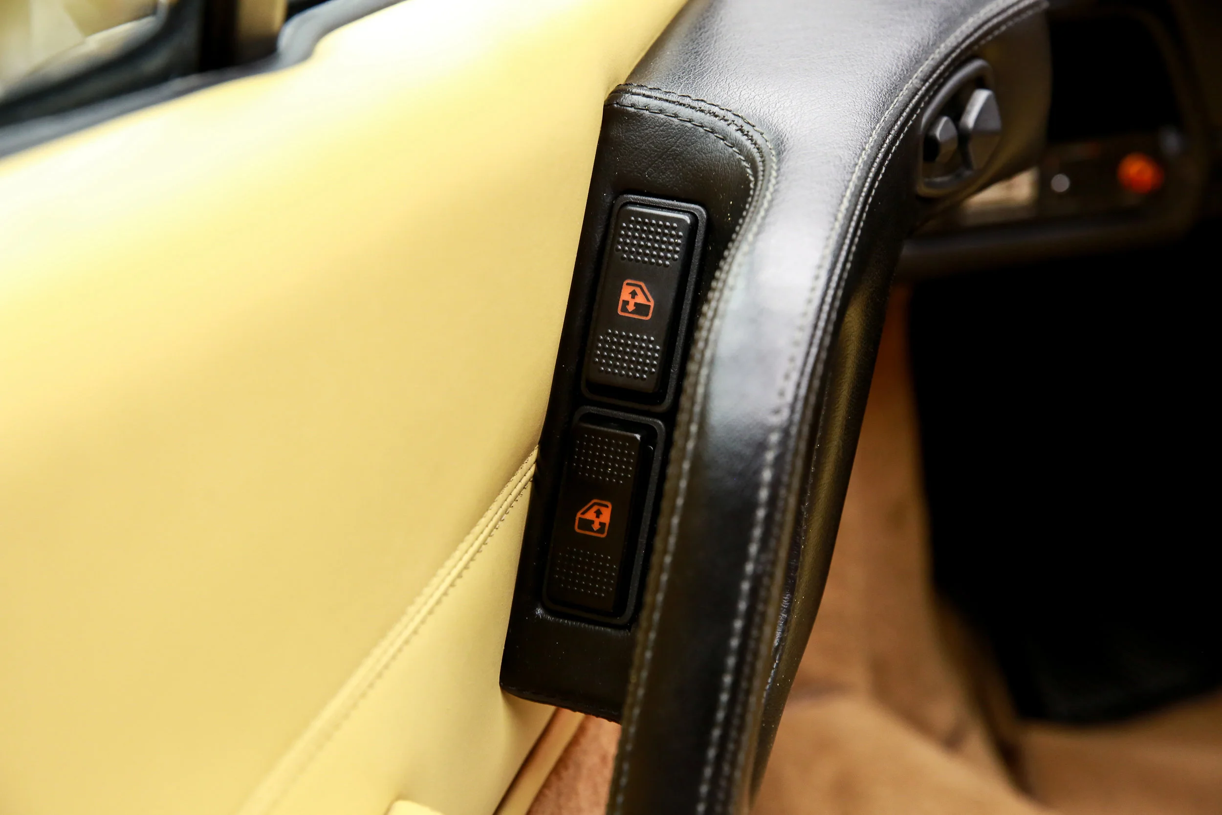 ROBERT_BASSAM_FERRARI_328_GTS_1986_RED (5).jpg