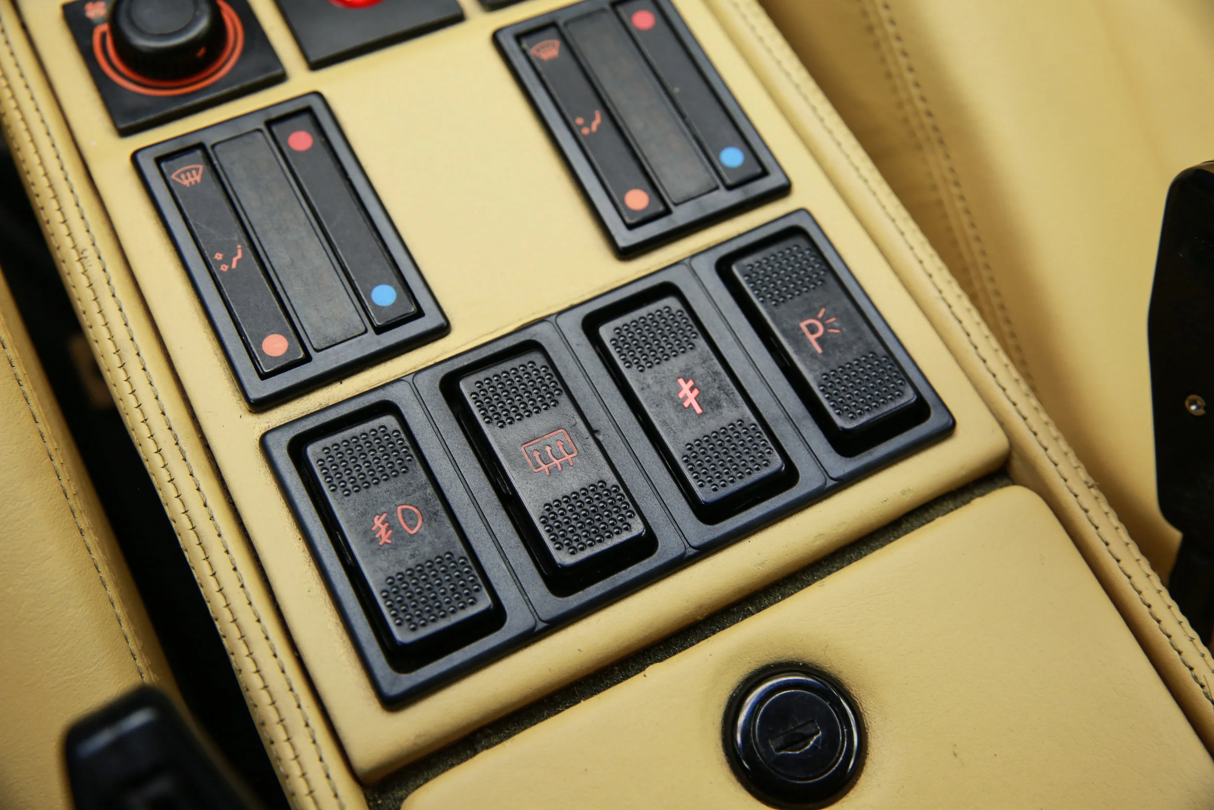ROBERT_BASSAM_FERRARI_328_GTS_1986_RED (21).jpg