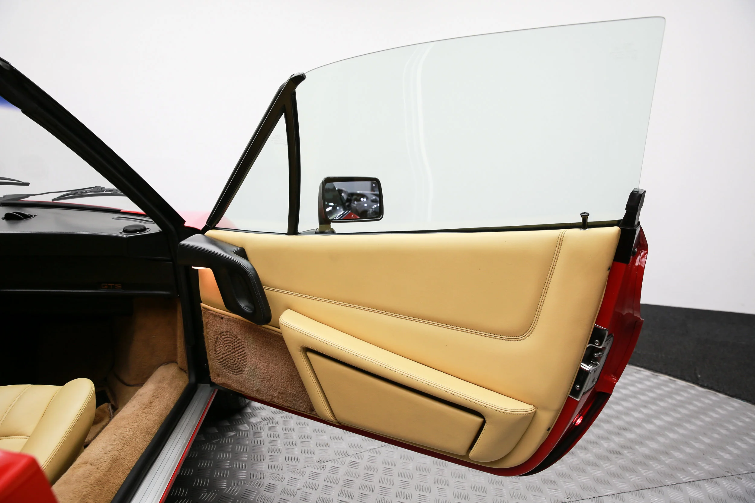 ROBERT_BASSAM_FERRARI_328_GTS_1986_RED (36).jpg