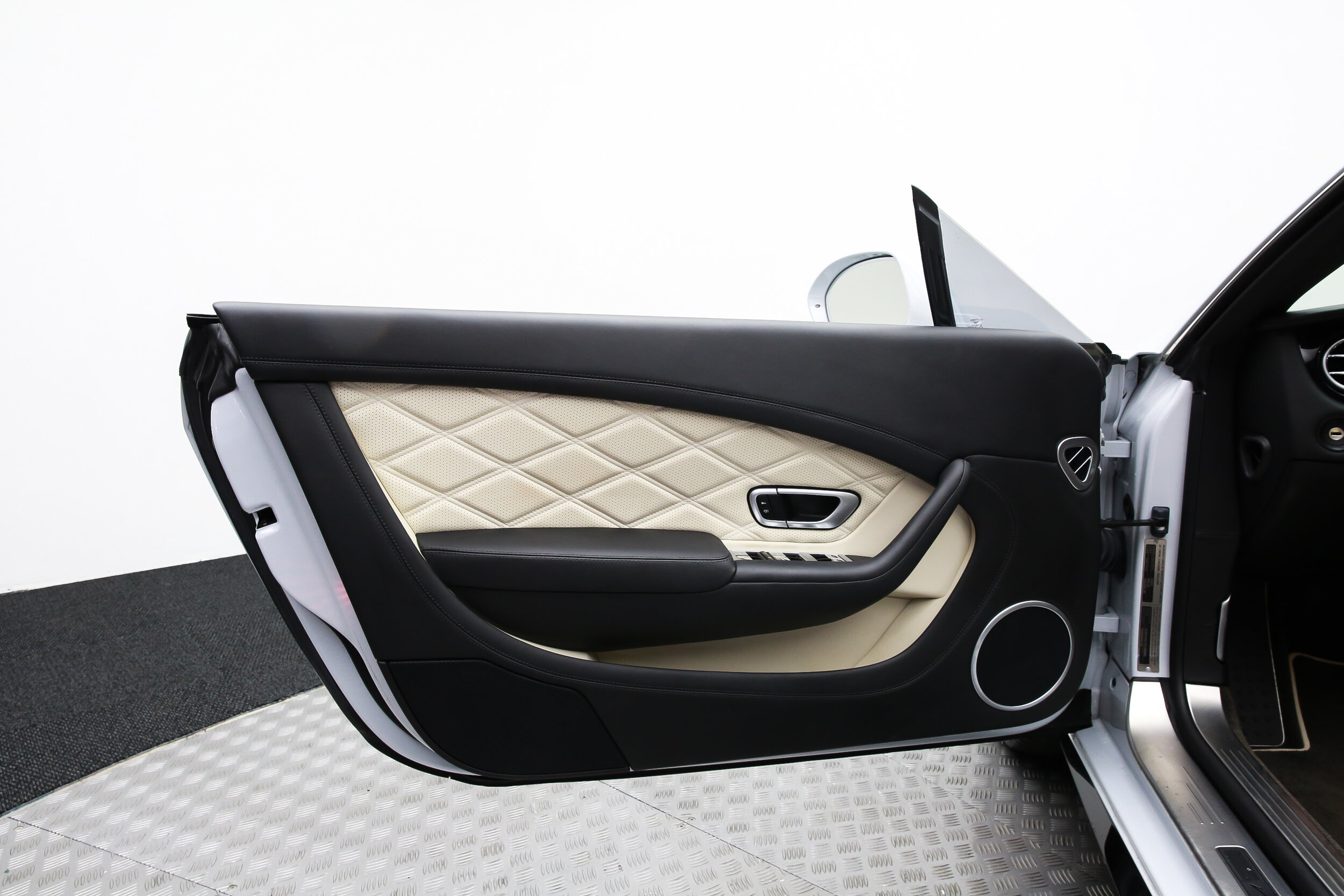 ROBERT_BASSAM_BENTLEY_CONTINENTAL_GTS_WHITE (4).jpg