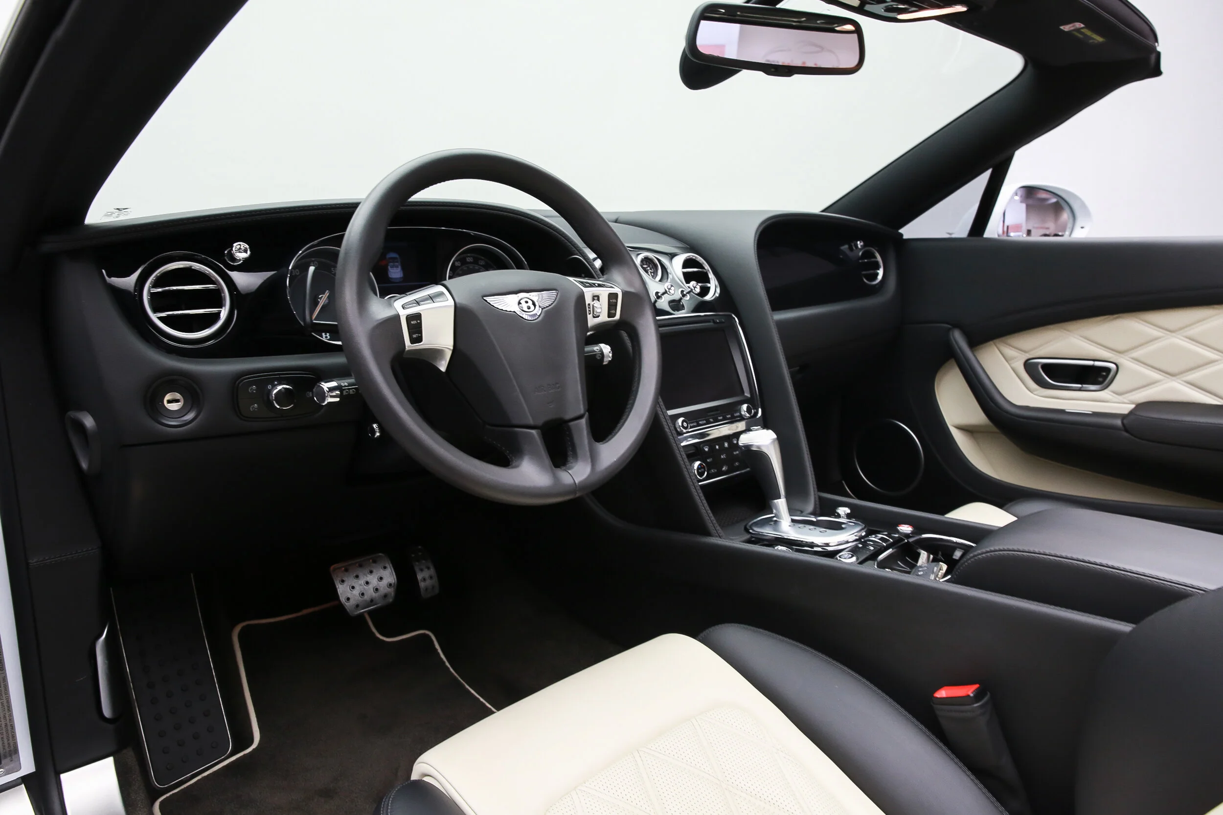 ROBERT_BASSAM_BENTLEY_CONTINENTAL_GTS_WHITE (5).jpg