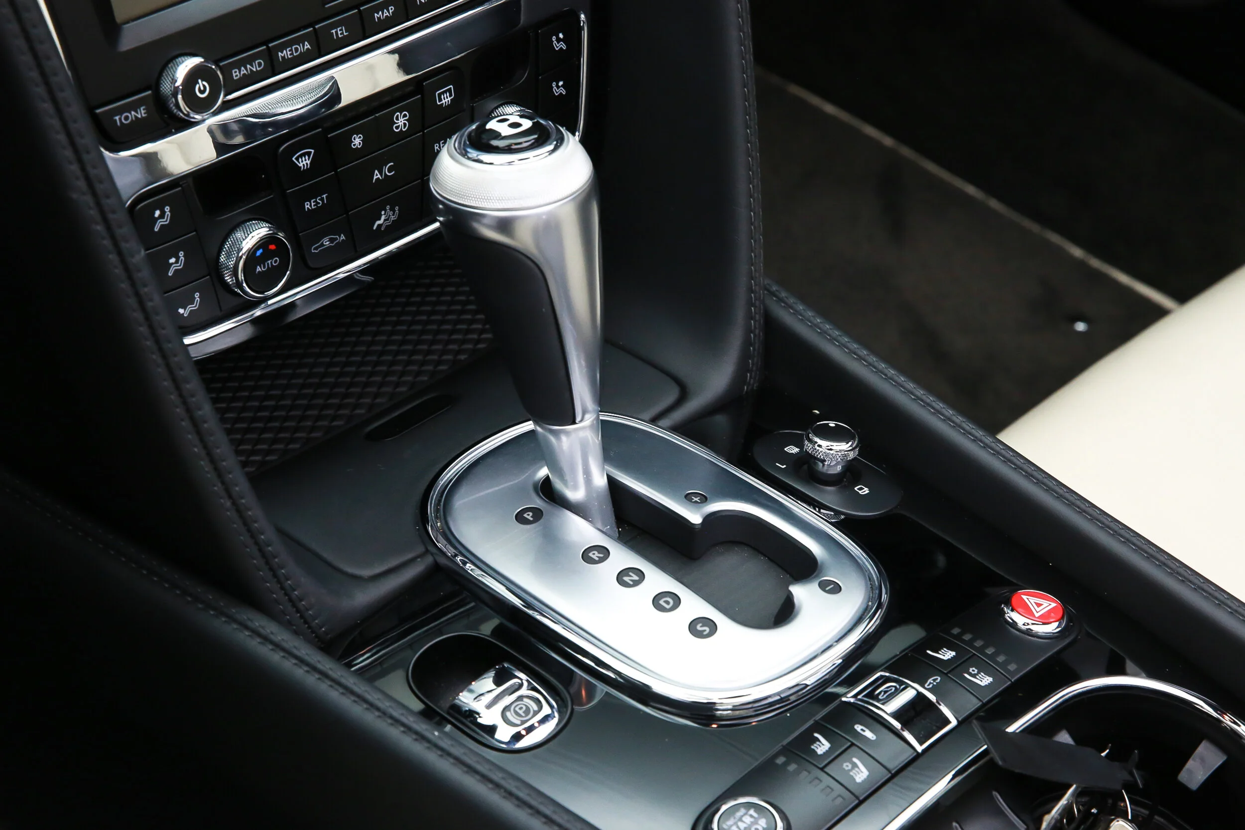 ROBERT_BASSAM_BENTLEY_CONTINENTAL_GTS_WHITE (6).jpg