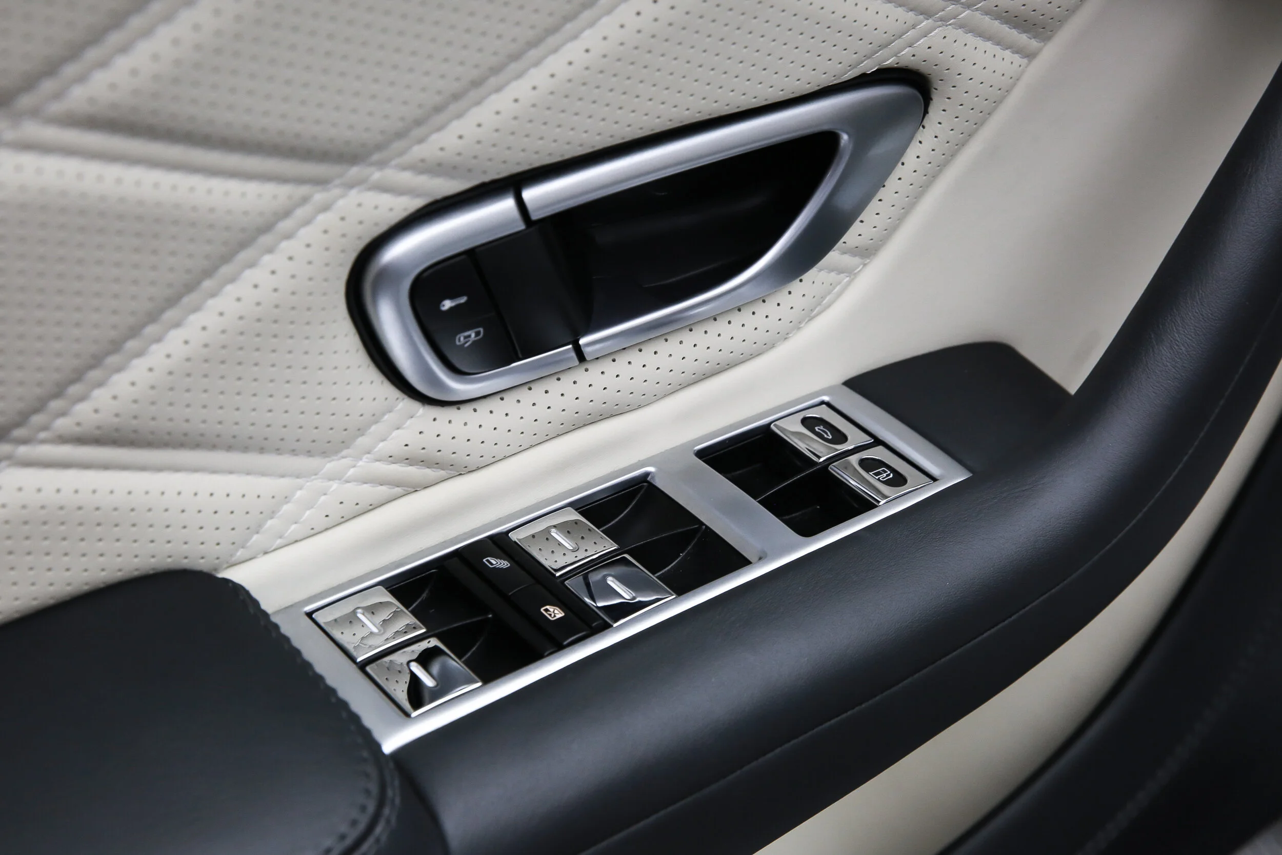 ROBERT_BASSAM_BENTLEY_CONTINENTAL_GTS_WHITE (10).jpg