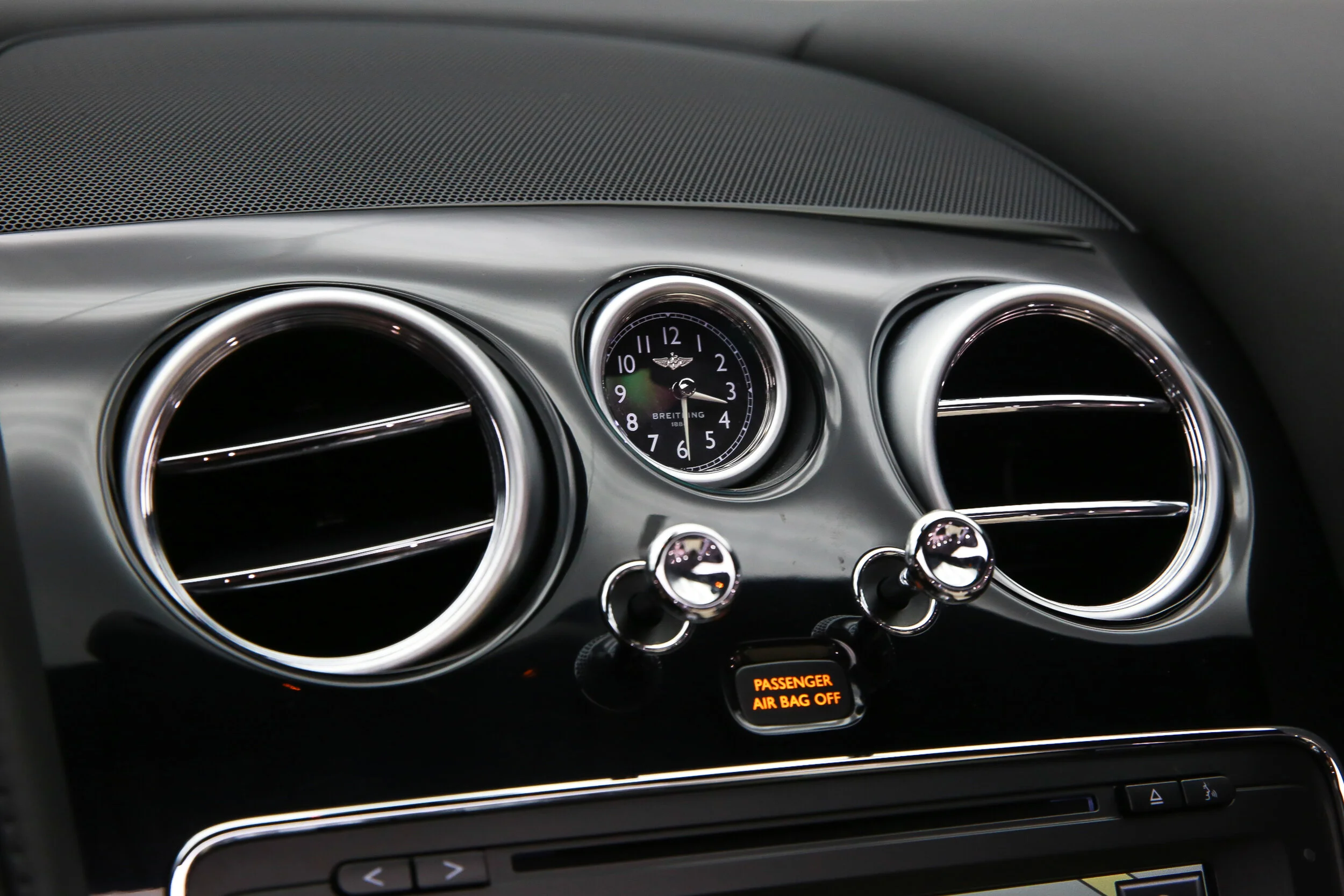 ROBERT_BASSAM_BENTLEY_CONTINENTAL_GTS_WHITE (20).jpg
