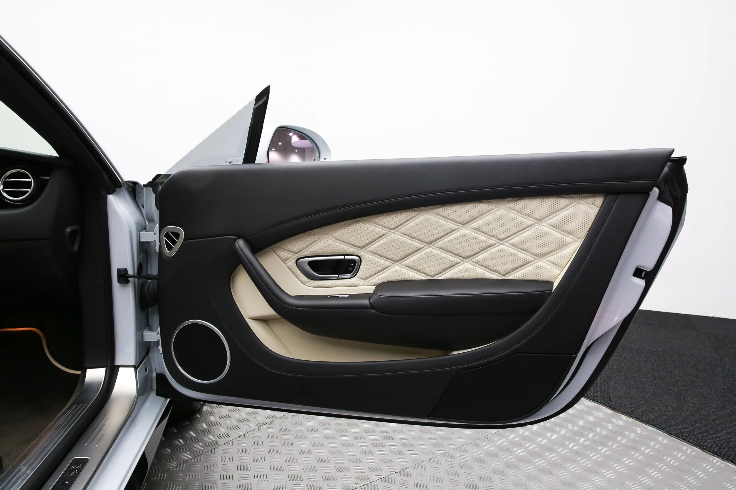 ROBERT_BASSAM_BENTLEY_CONTINENTAL_GTS_WHITE (29).jpg