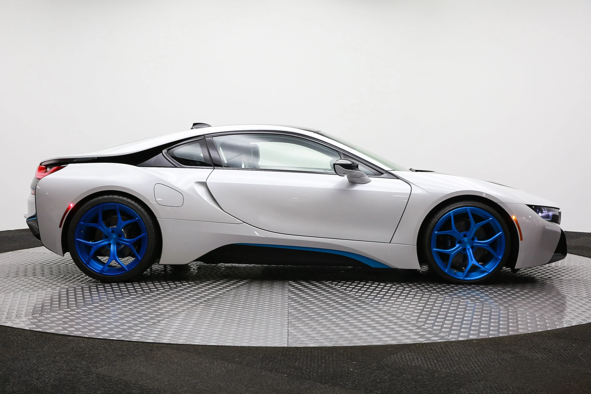 ROBERT_BASSAM_BMW_I8_WHITE_2014_EXTERIOR (4).jpg