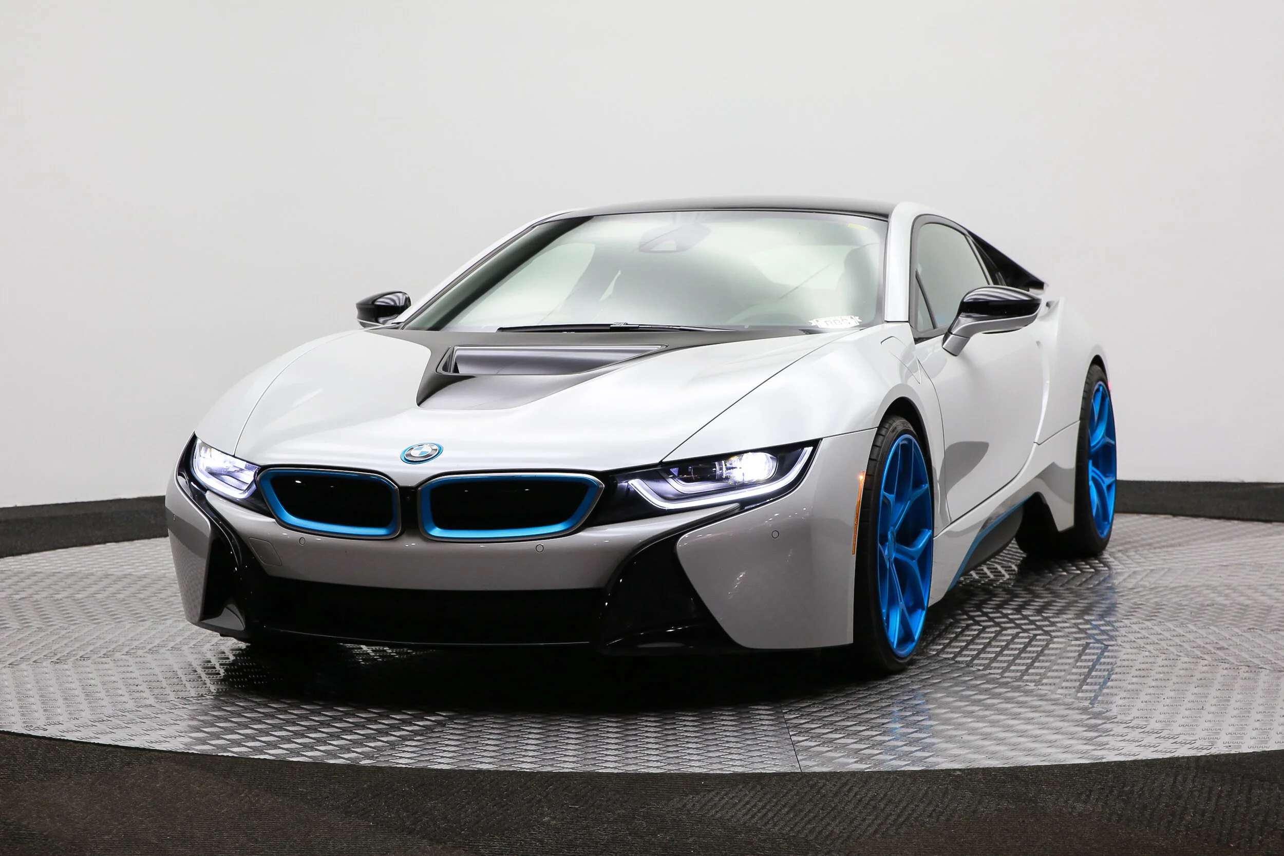 ROBERT_BASSAM_BMW_I8_WHITE_2014_EXTERIOR (5).jpg