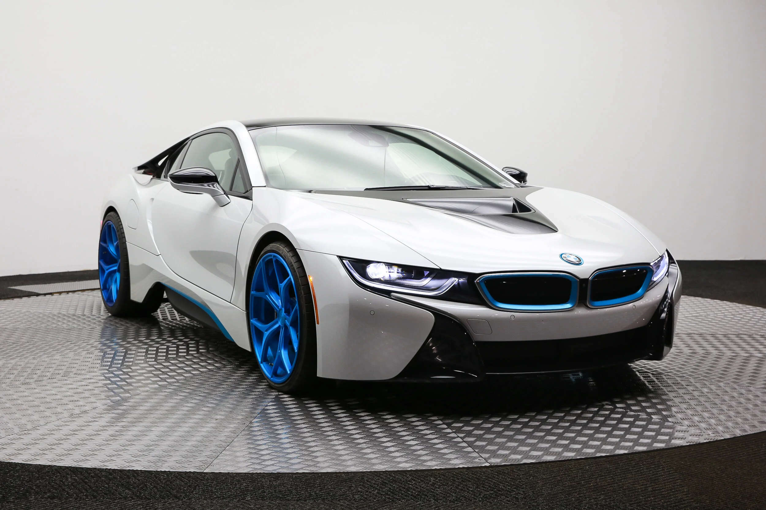 ROBERT_BASSAM_BMW_I8_WHITE_2014_EXTERIOR (7).jpg