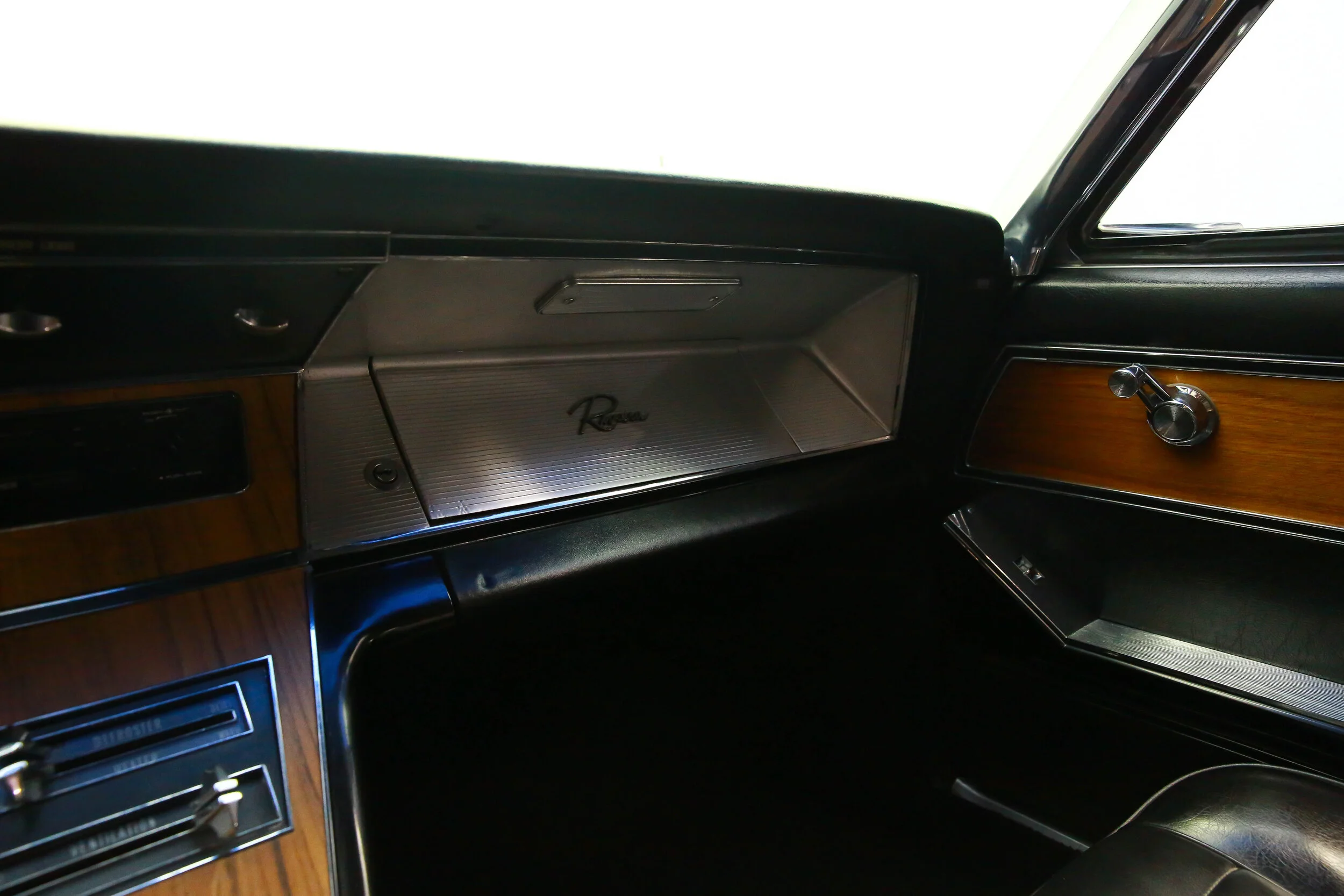 ROBERT_BASSAM_BUICK_RIVIERA_1964 (13).jpg