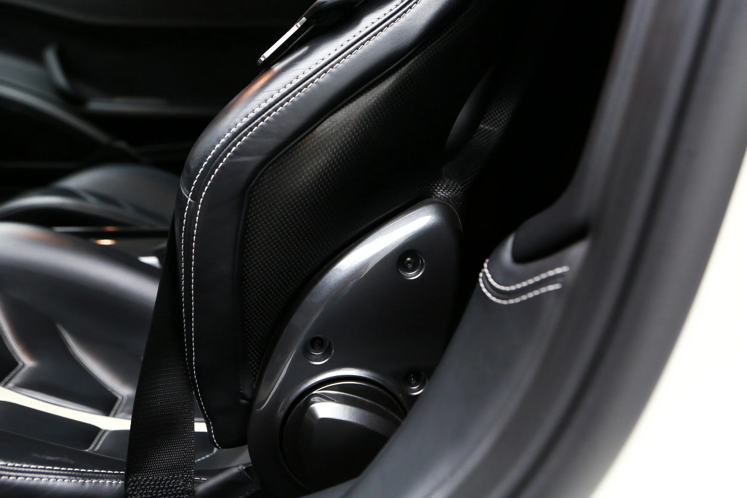 ROBERT_BASSAM_FERRARI_458_ITALIA_2011_WHITE (75).jpg