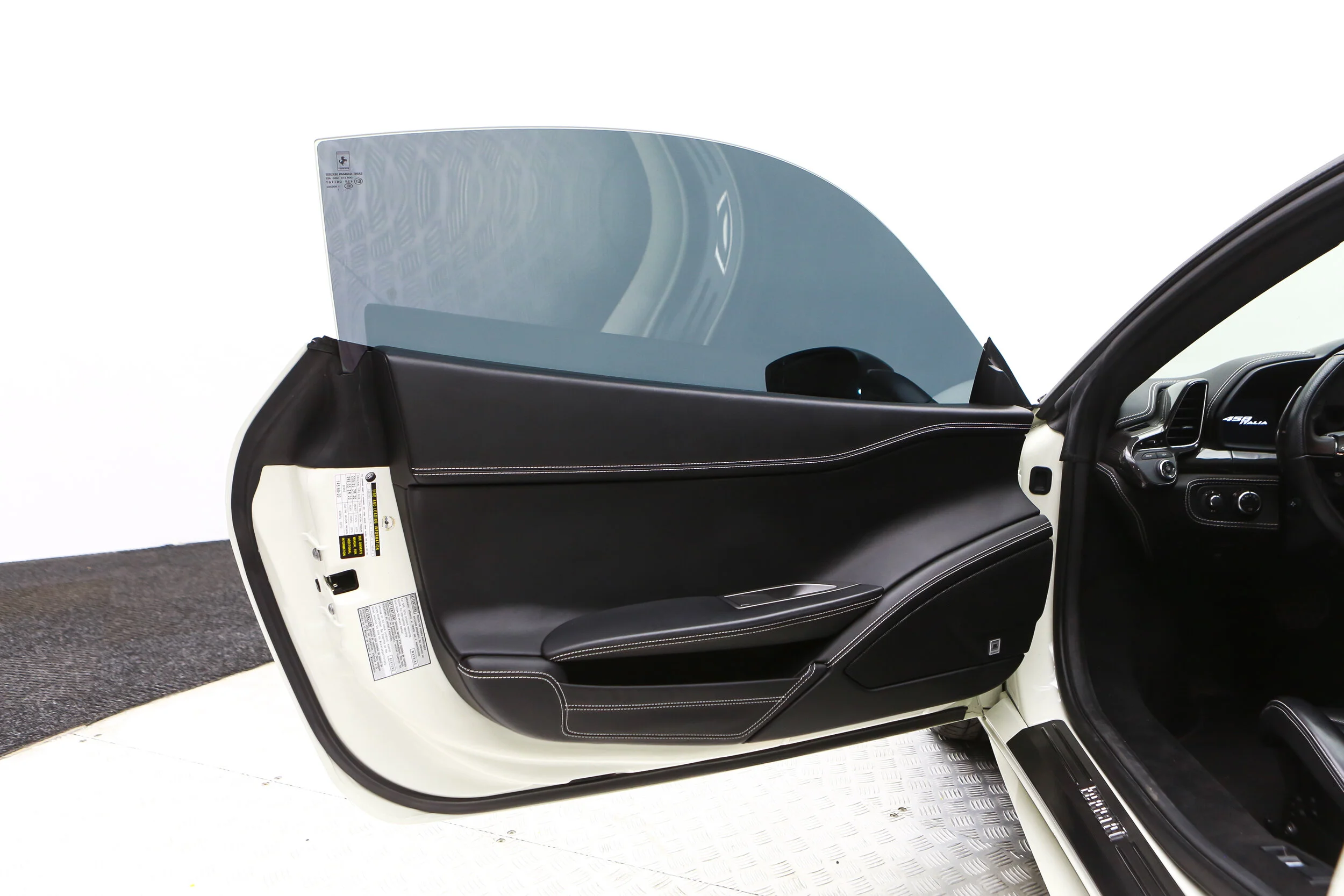 ROBERT_BASSAM_FERRARI_458_ITALIA_2011_WHITE (4).jpg