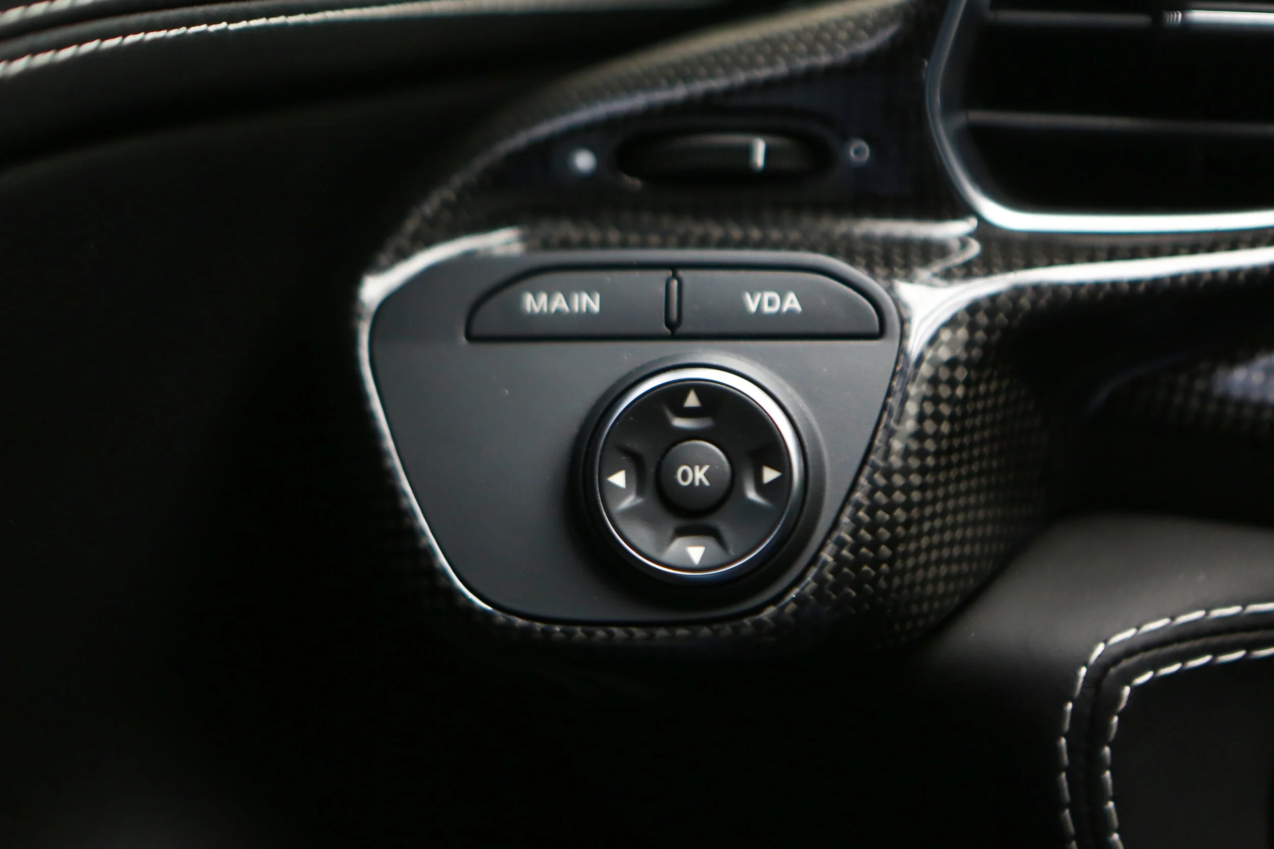 ROBERT_BASSAM_FERRARI_458_ITALIA_2011_WHITE (22).jpg