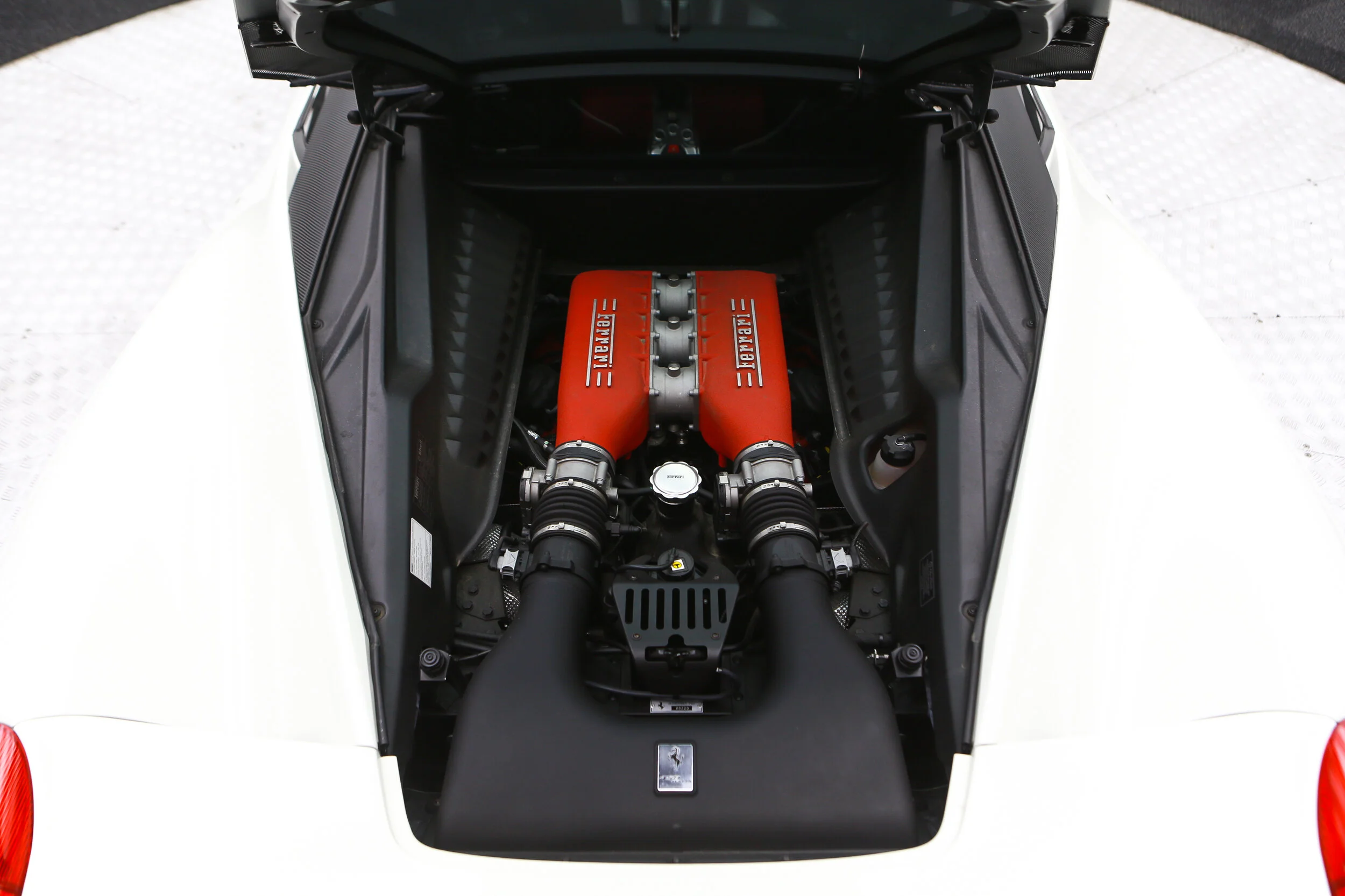 ROBERT_BASSAM_FERRARI_458_ITALIA_2011_WHITE (33).jpg