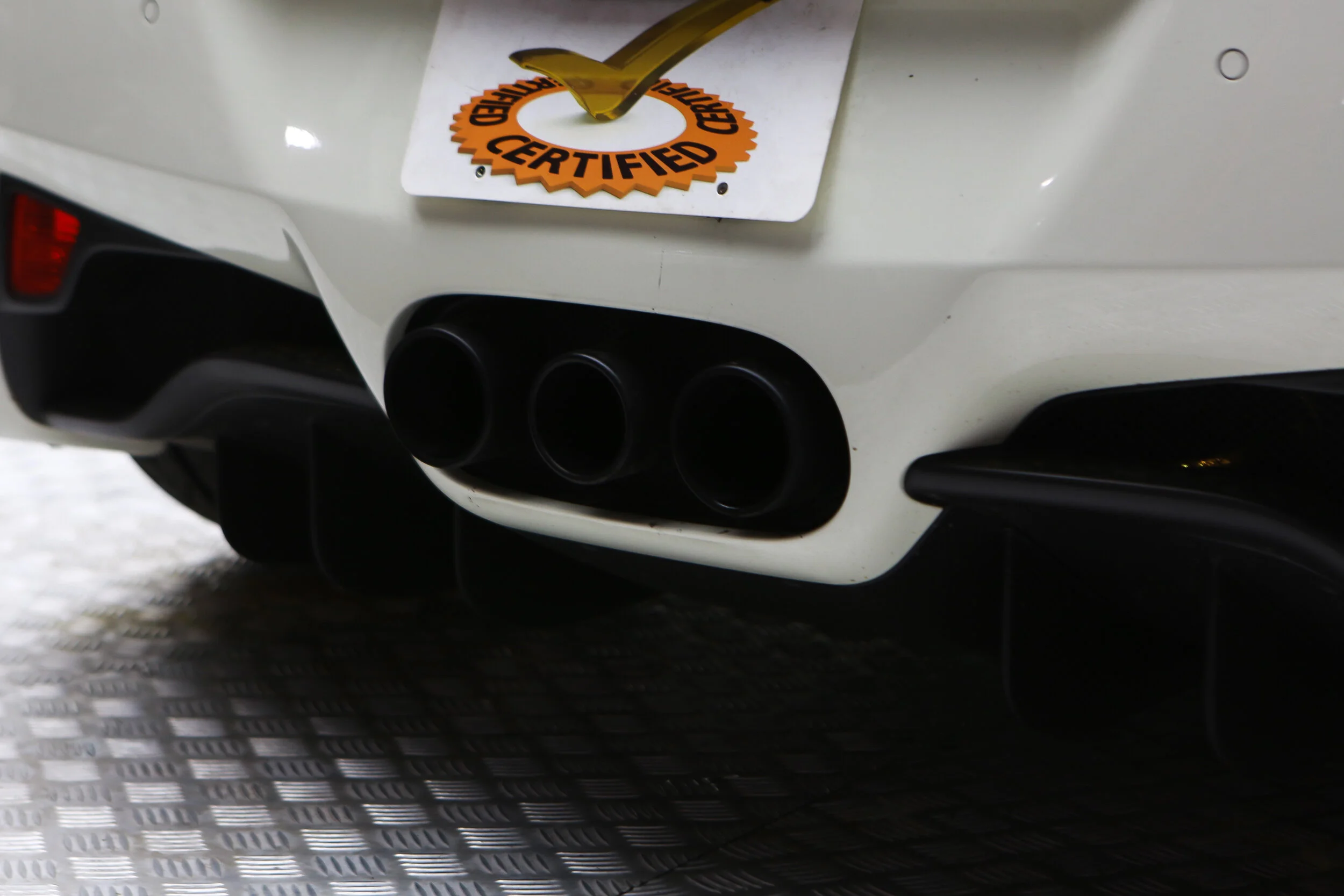 ROBERT_BASSAM_FERRARI_458_ITALIA_2011_WHITE (39).jpg