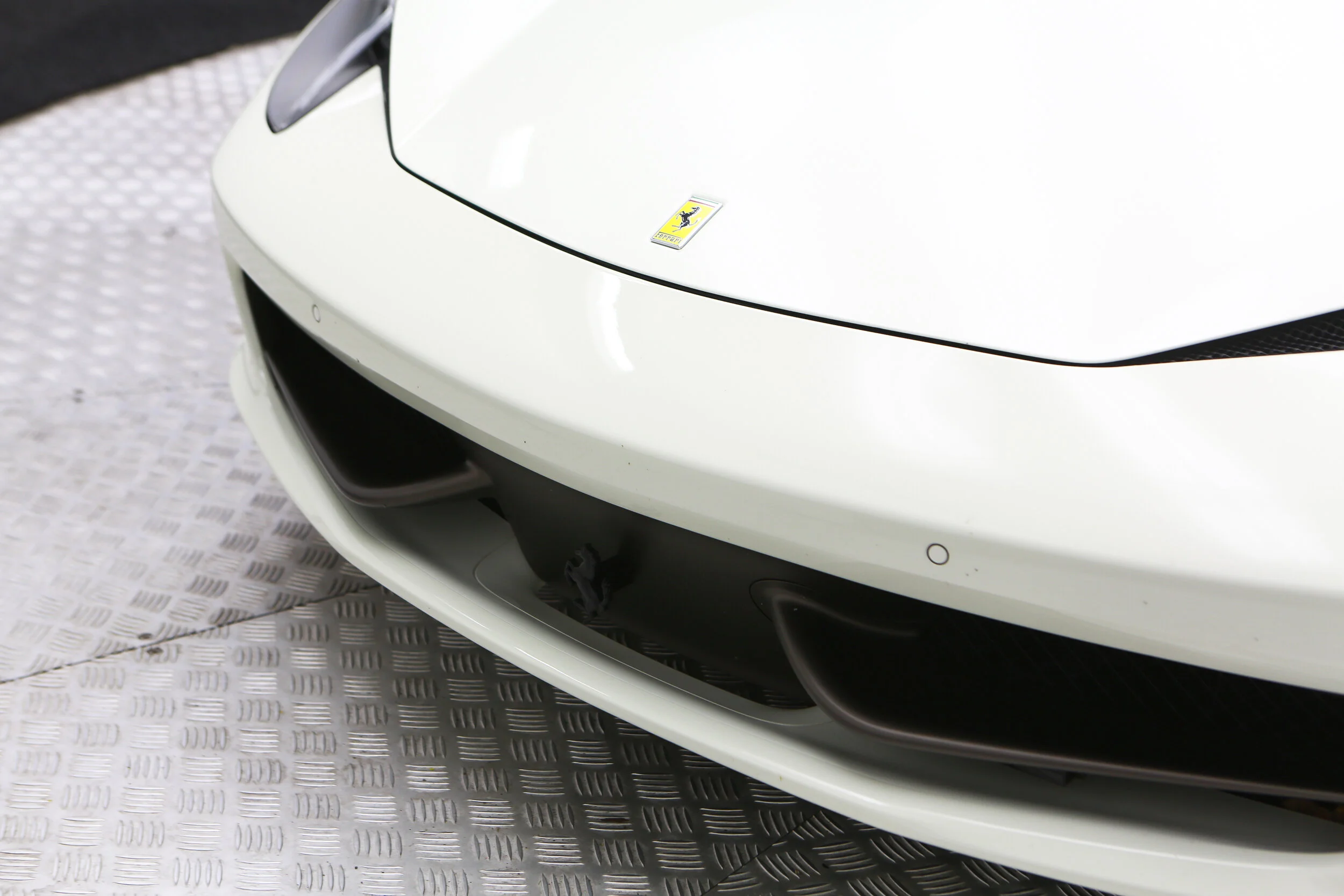 ROBERT_BASSAM_FERRARI_458_ITALIA_2011_WHITE (45).jpg