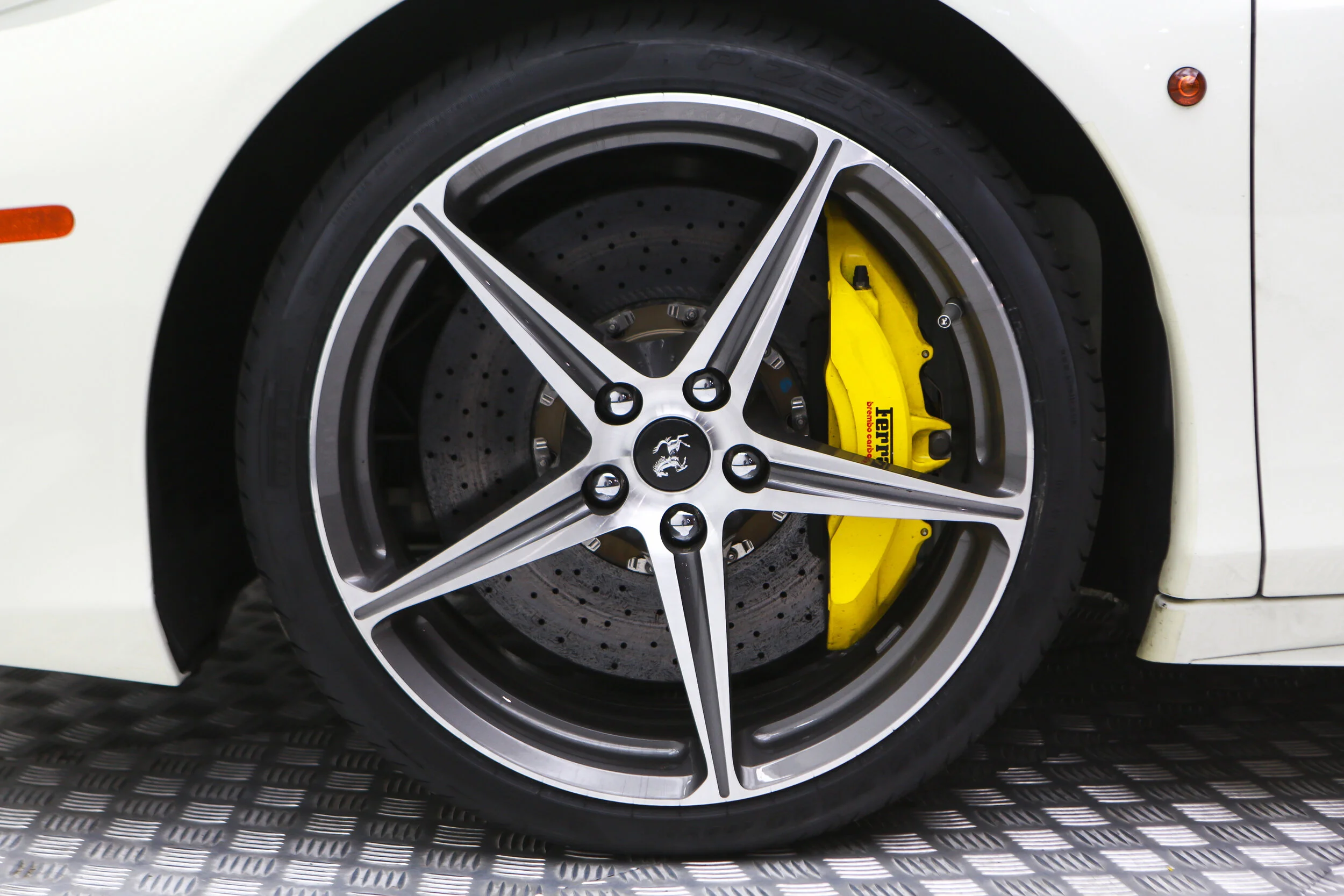 ROBERT_BASSAM_FERRARI_458_ITALIA_2011_WHITE (46).jpg