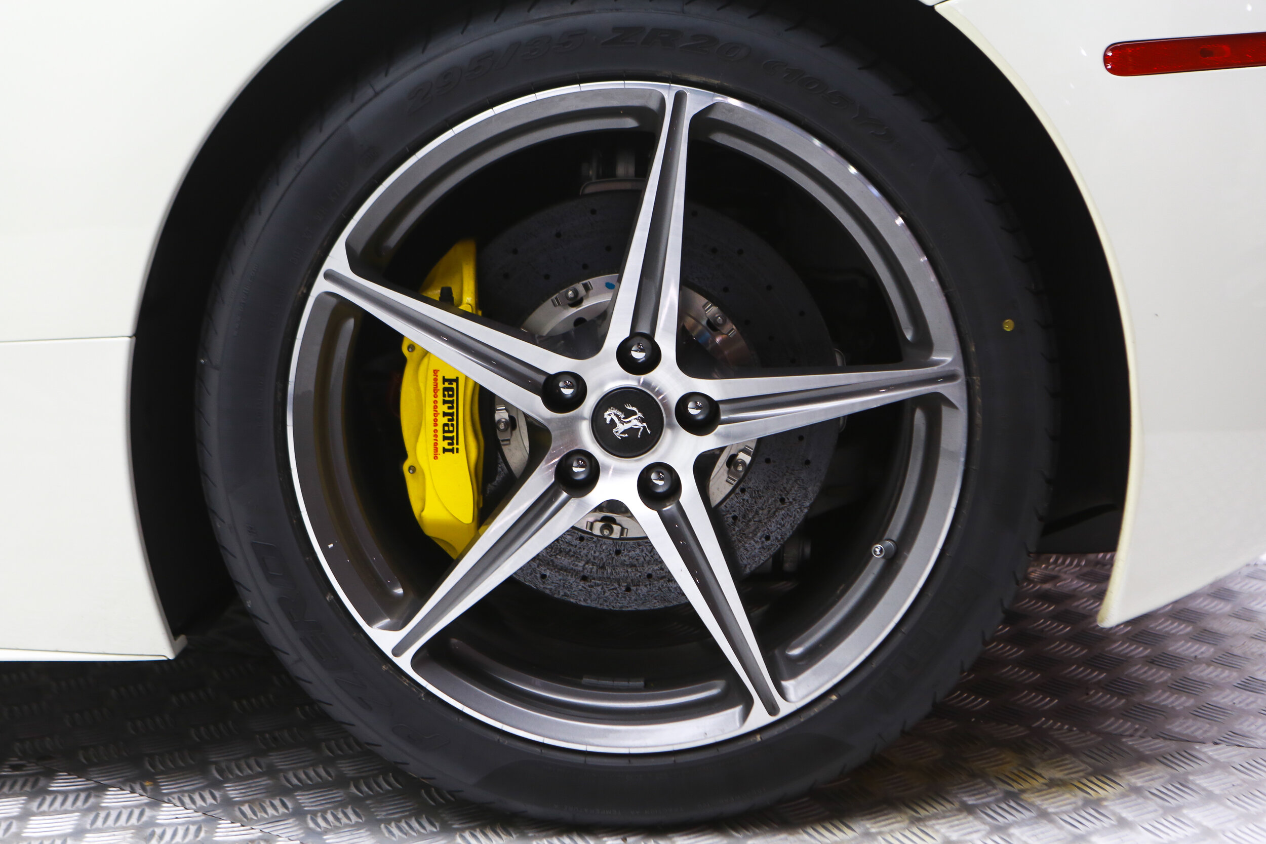 ROBERT_BASSAM_FERRARI_458_ITALIA_2011_WHITE (48).jpg