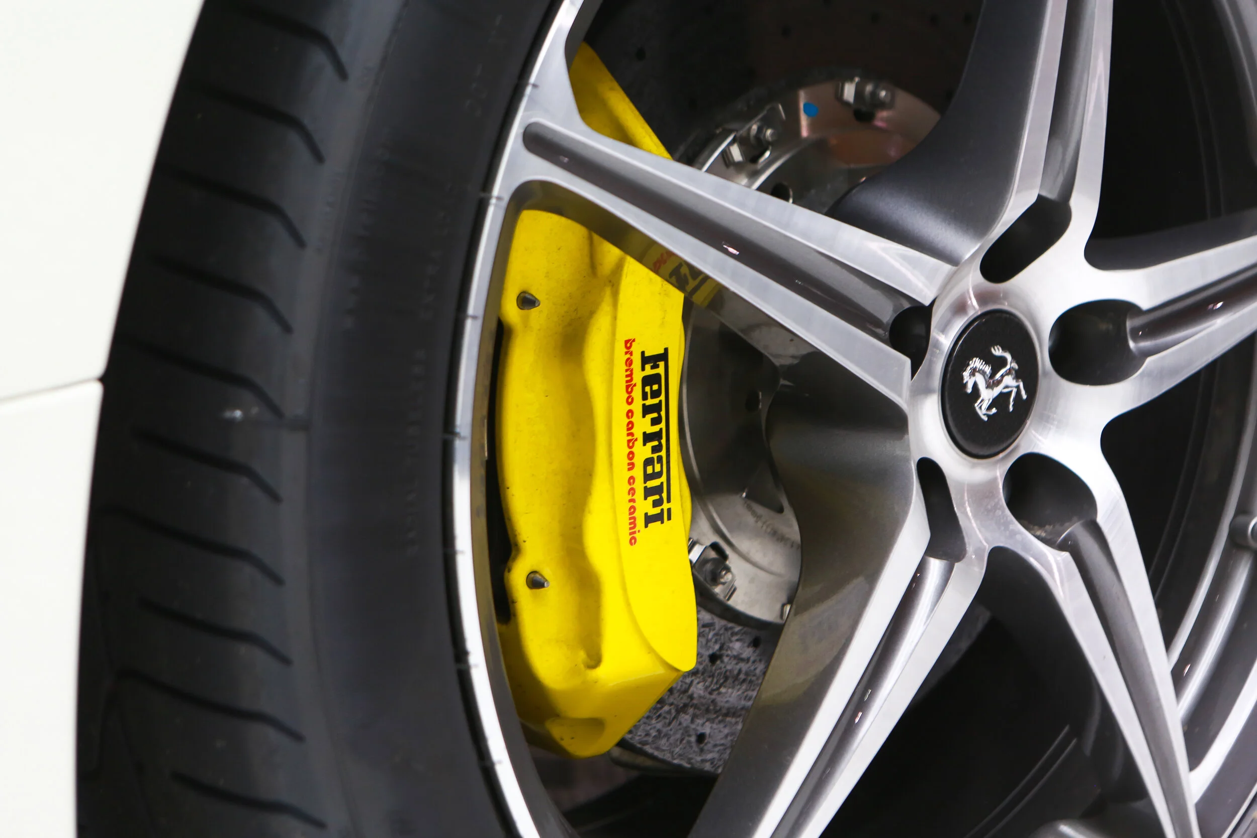 ROBERT_BASSAM_FERRARI_458_ITALIA_2011_WHITE (49).jpg