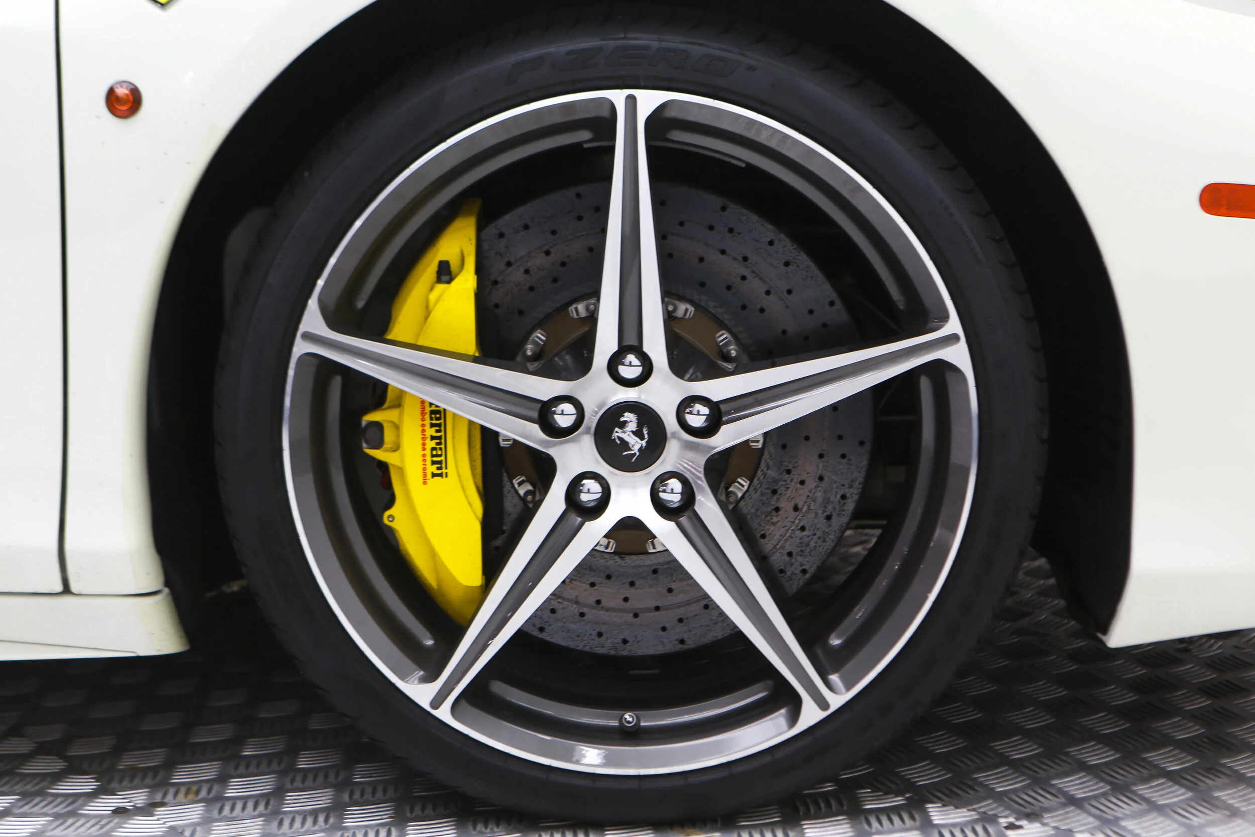 ROBERT_BASSAM_FERRARI_458_ITALIA_2011_WHITE (52).jpg