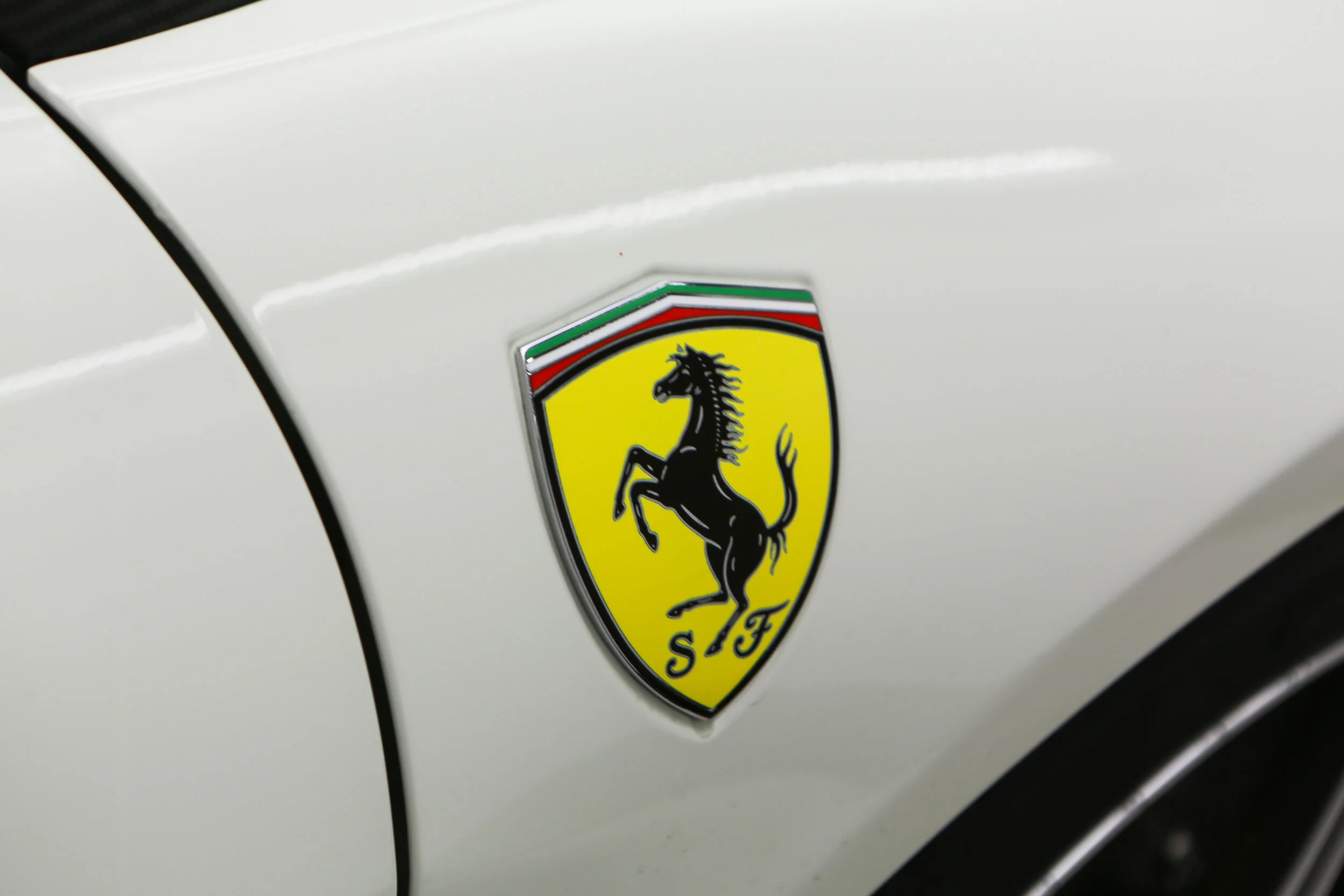 ROBERT_BASSAM_FERRARI_458_ITALIA_2011_WHITE (54).jpg
