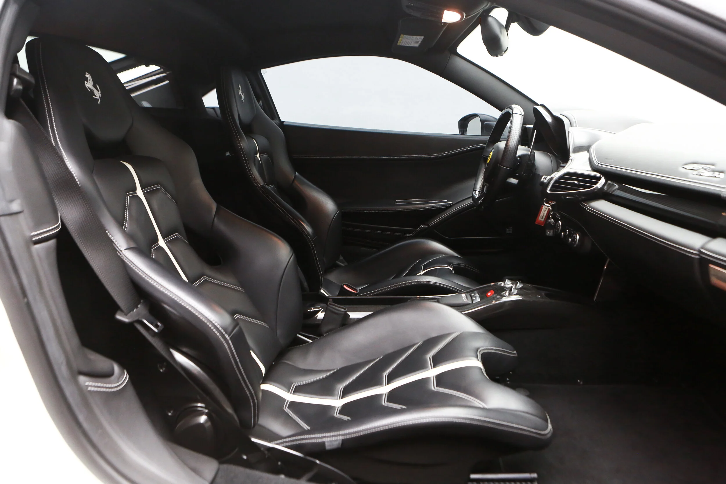 ROBERT_BASSAM_FERRARI_458_ITALIA_2011_WHITE (58).jpg