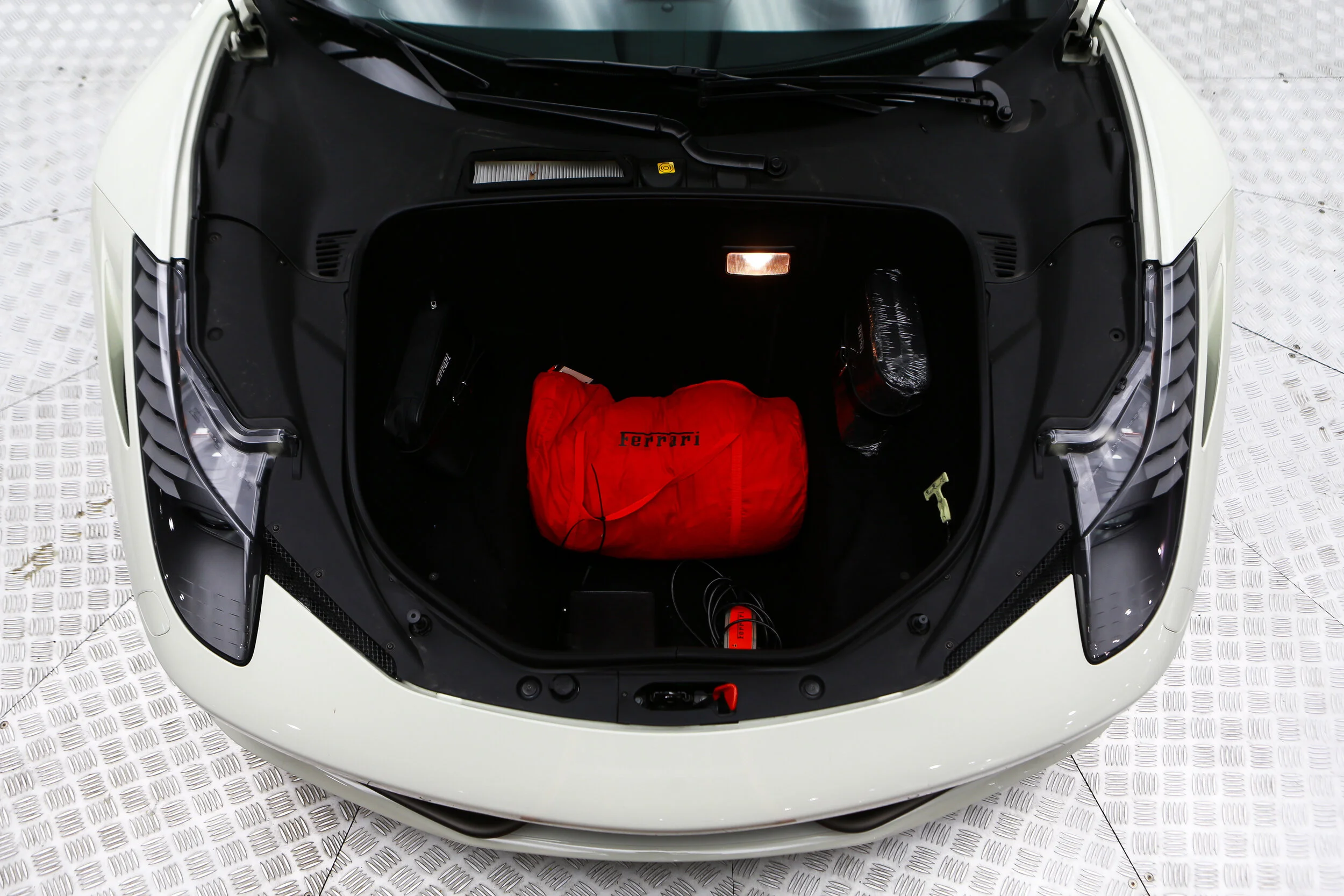 ROBERT_BASSAM_FERRARI_458_ITALIA_2011_WHITE (62).jpg