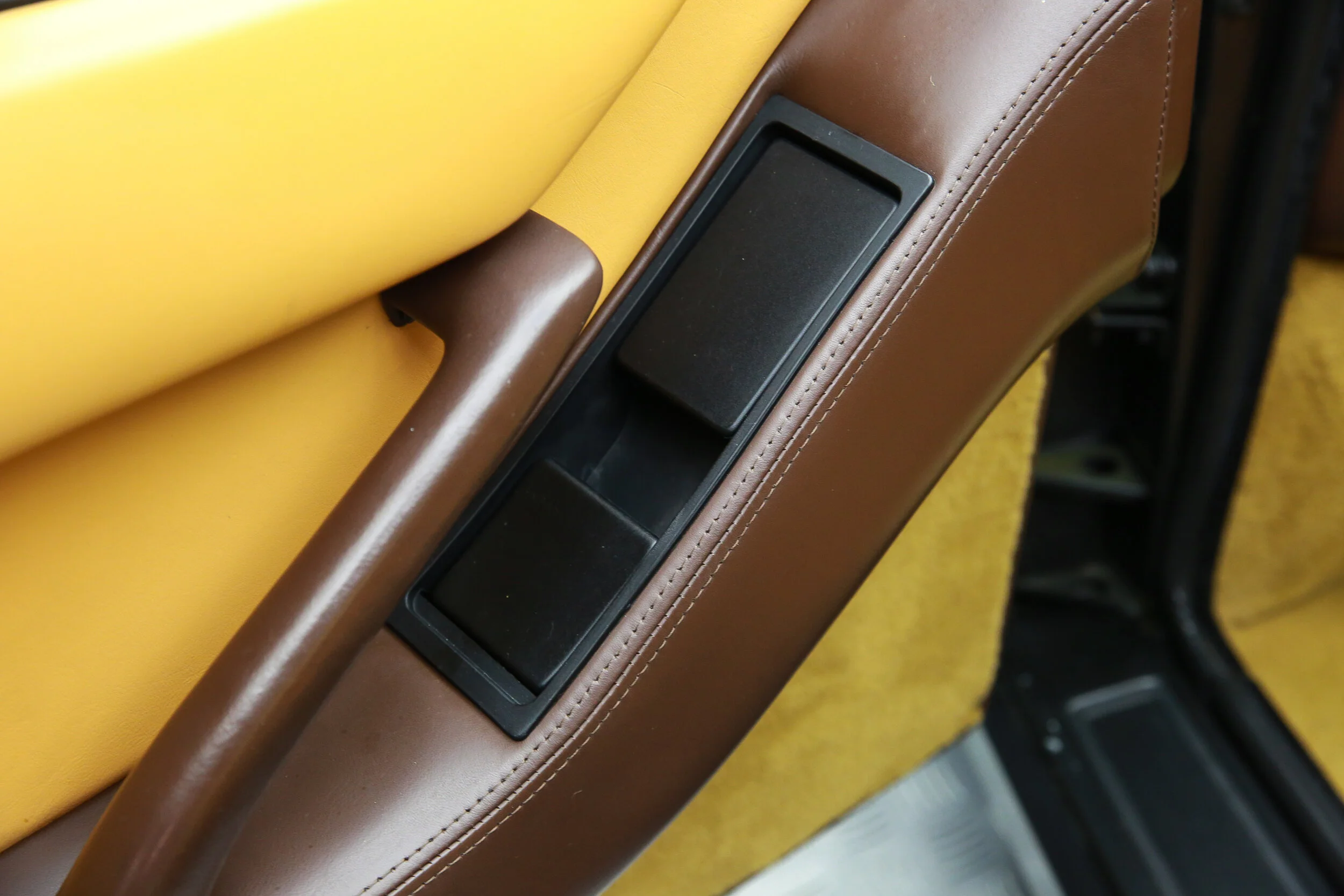 ROBERT_BASSAM_FERRARI_TESTAROSSA_1990_YELLOW (11).jpg