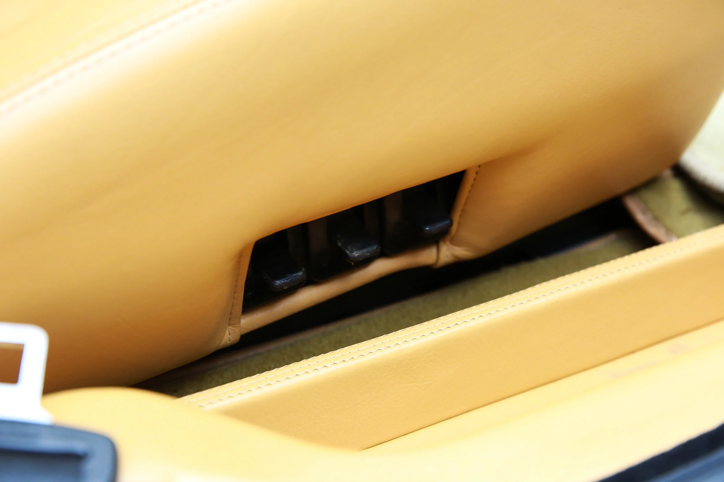 ROBERT_BASSAM_FERRARI_TESTAROSSA_1990_YELLOW (31).jpg