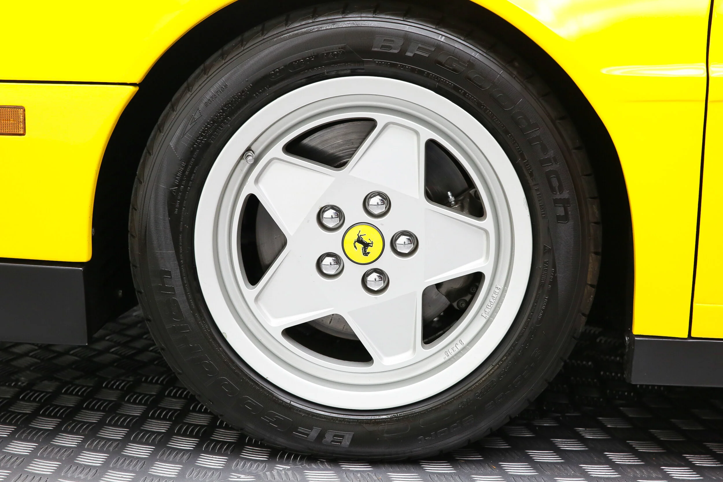 ROBERT_BASSAM_FERRARI_TESTAROSSA_1990_YELLOW (36).jpg