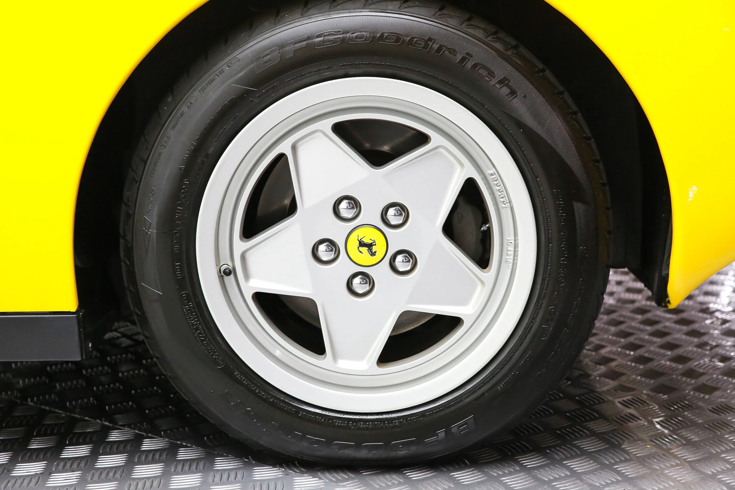 ROBERT_BASSAM_FERRARI_TESTAROSSA_1990_YELLOW (37).jpg