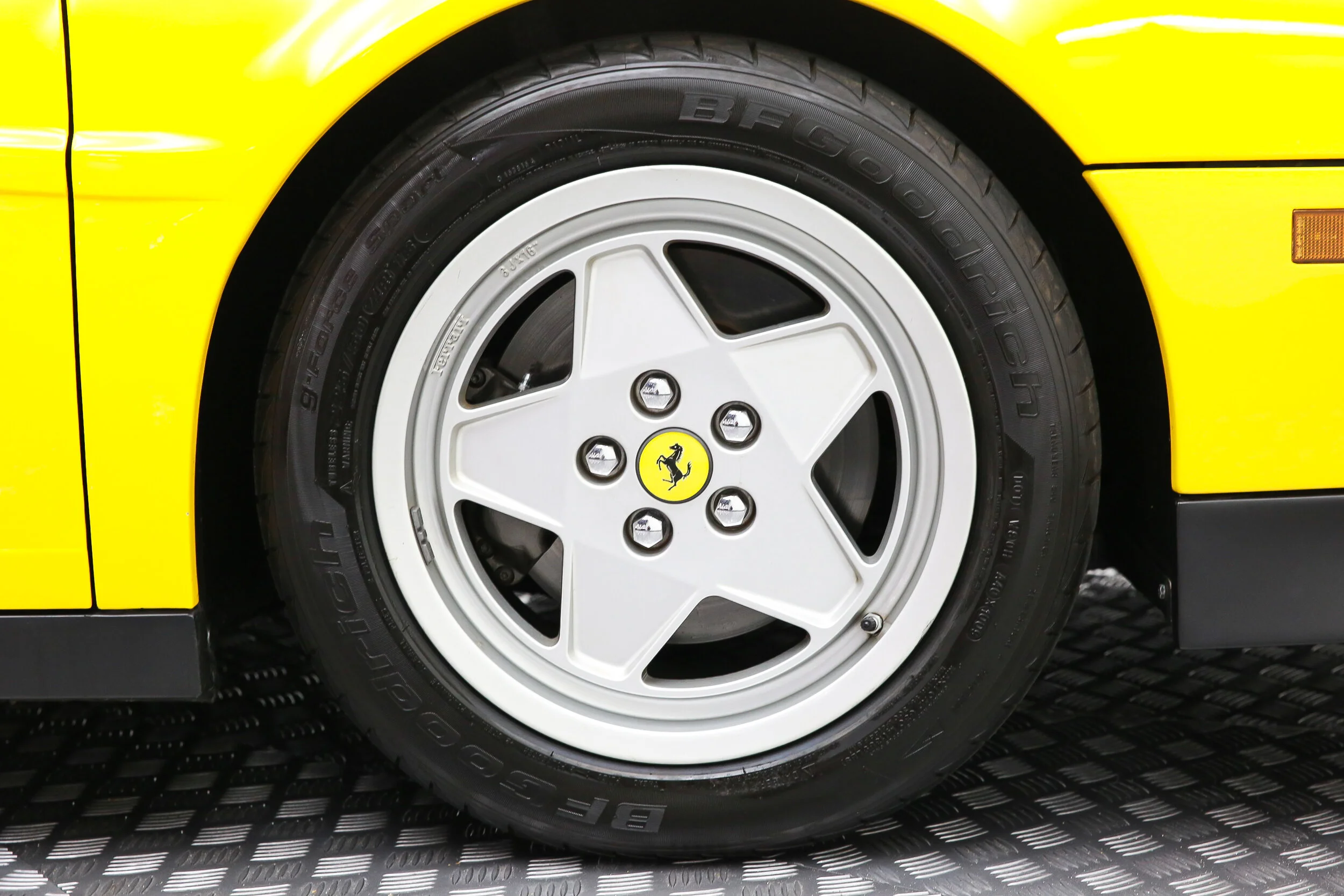 ROBERT_BASSAM_FERRARI_TESTAROSSA_1990_YELLOW (39).jpg