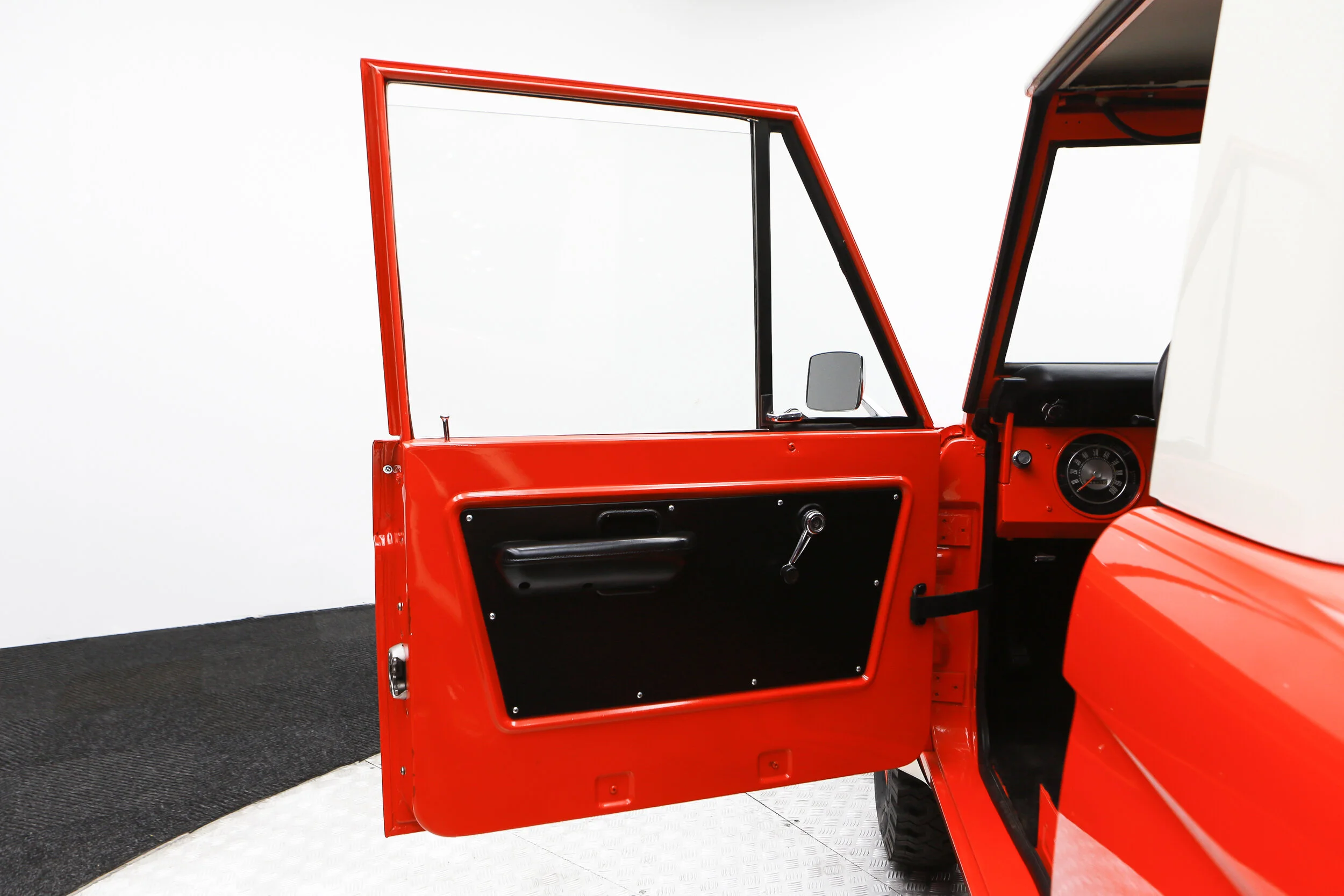 ROBERT_BASSAM_FORD_BRONCO_1968_ORANGE (31).jpg