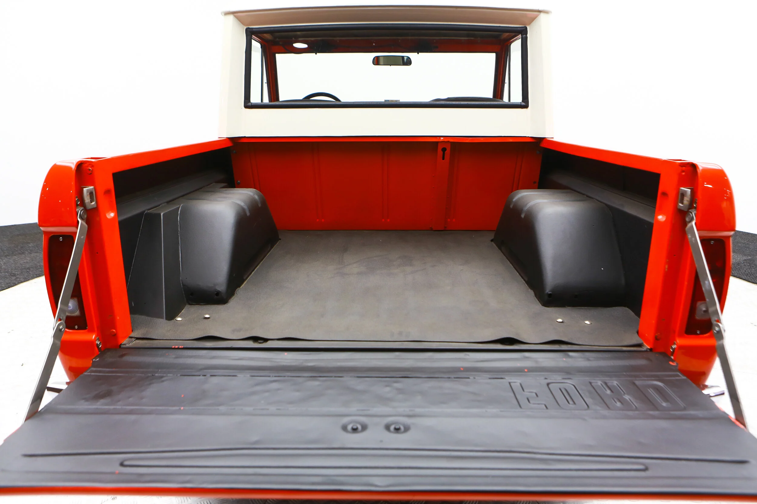 ROBERT_BASSAM_FORD_BRONCO_1968_ORANGE (42).jpg