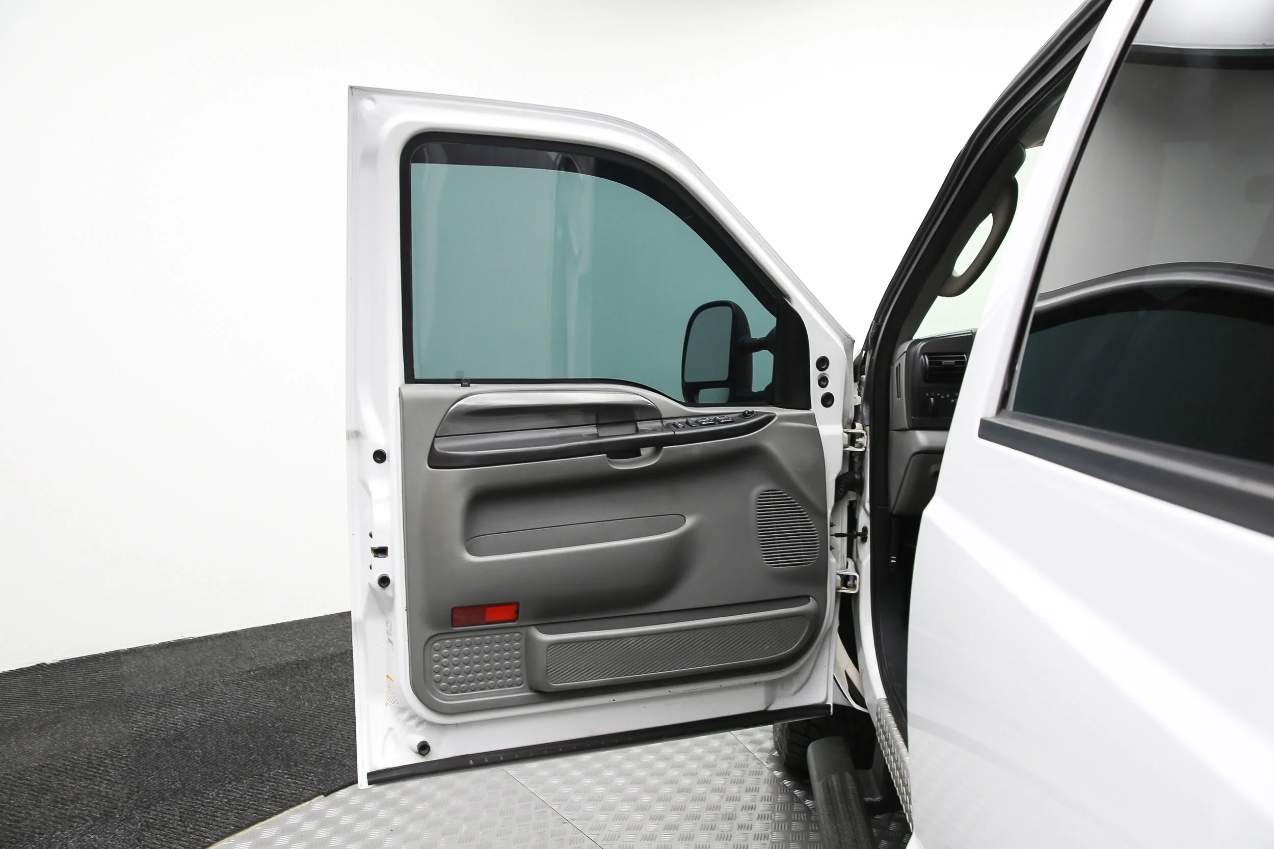 ROBERT_BASSAM_FORD_F250_WHITE_2005 (4).jpg
