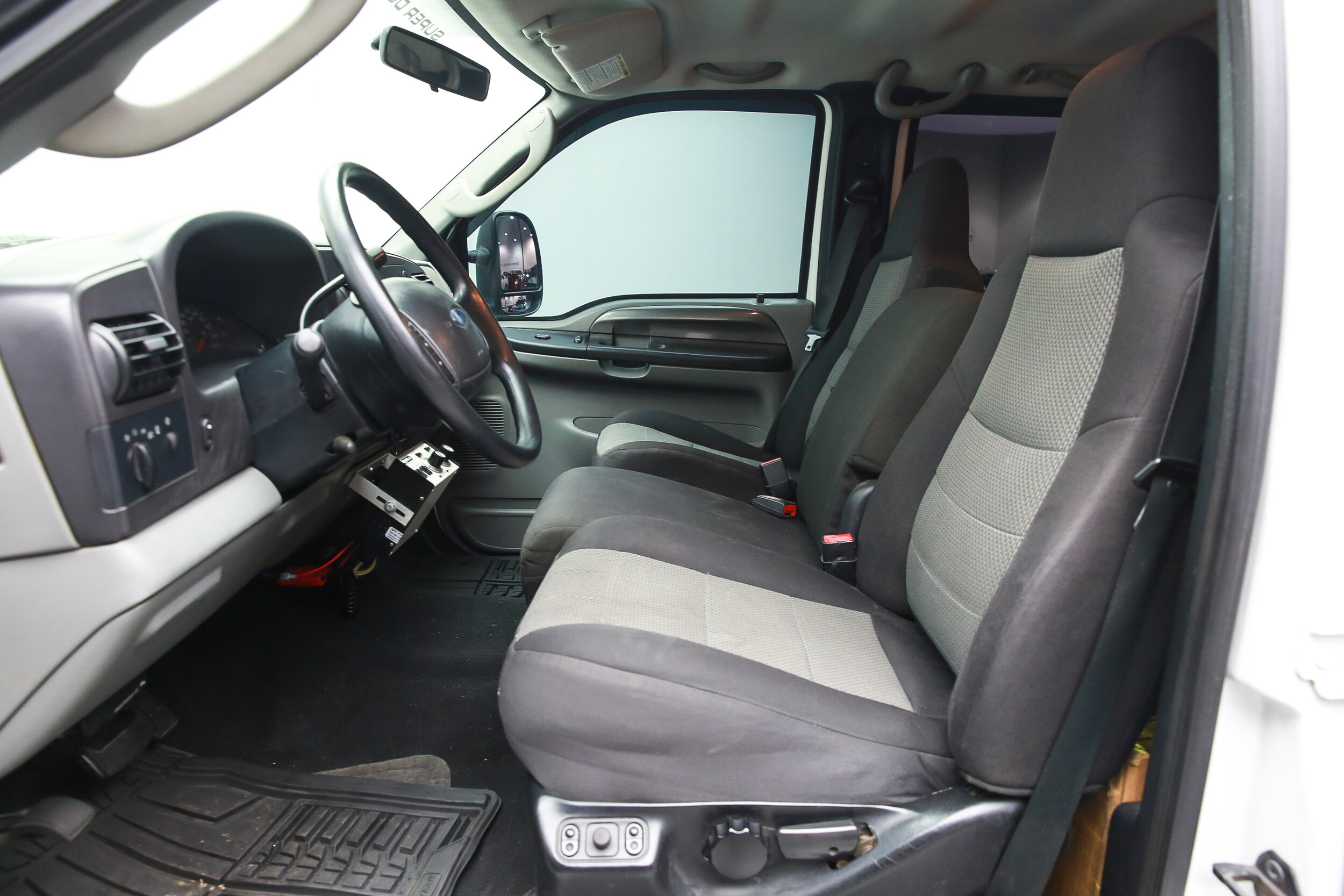 ROBERT_BASSAM_FORD_F250_WHITE_2005 (7).jpg