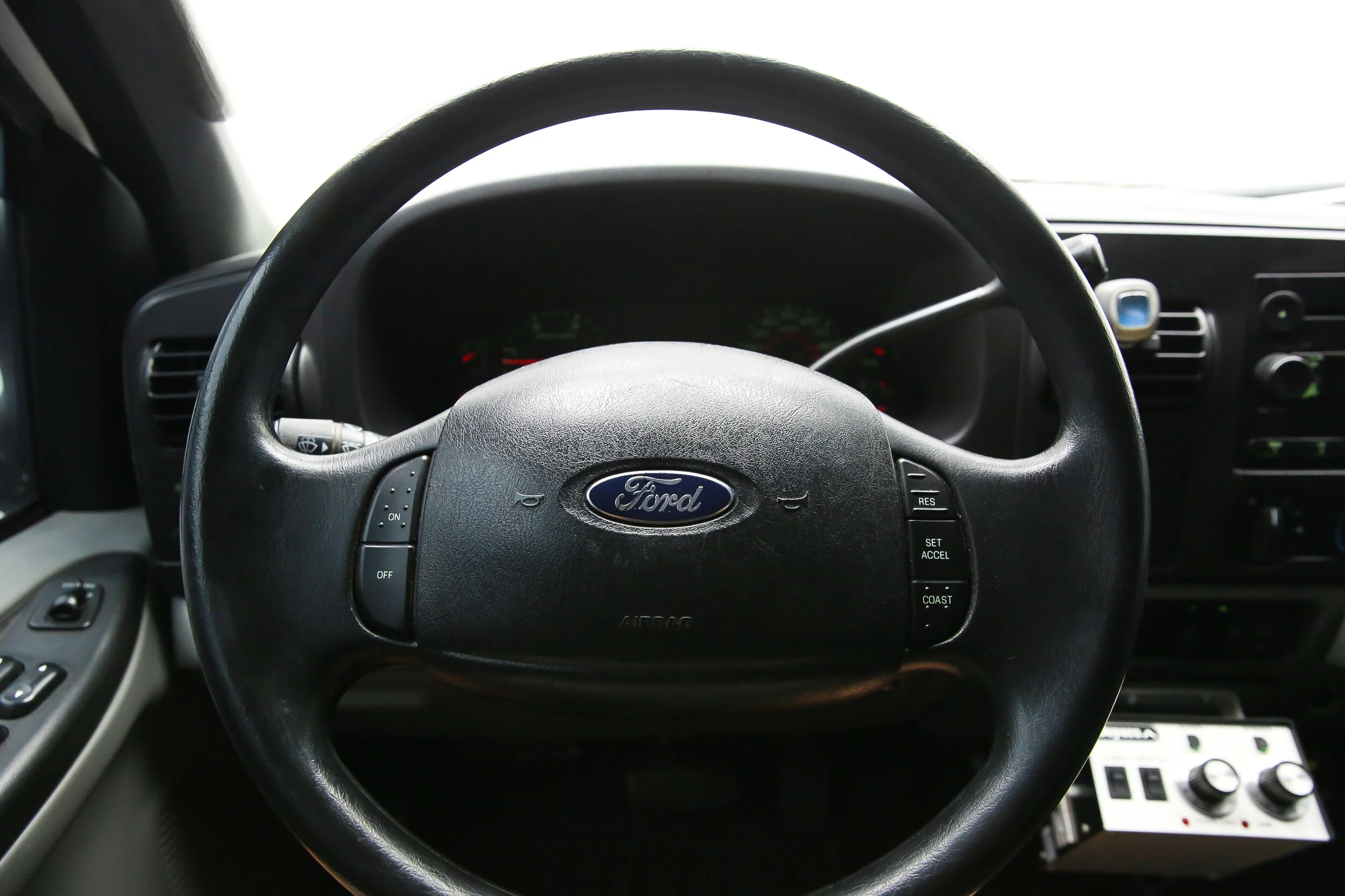 ROBERT_BASSAM_FORD_F250_WHITE_2005 (8).jpg