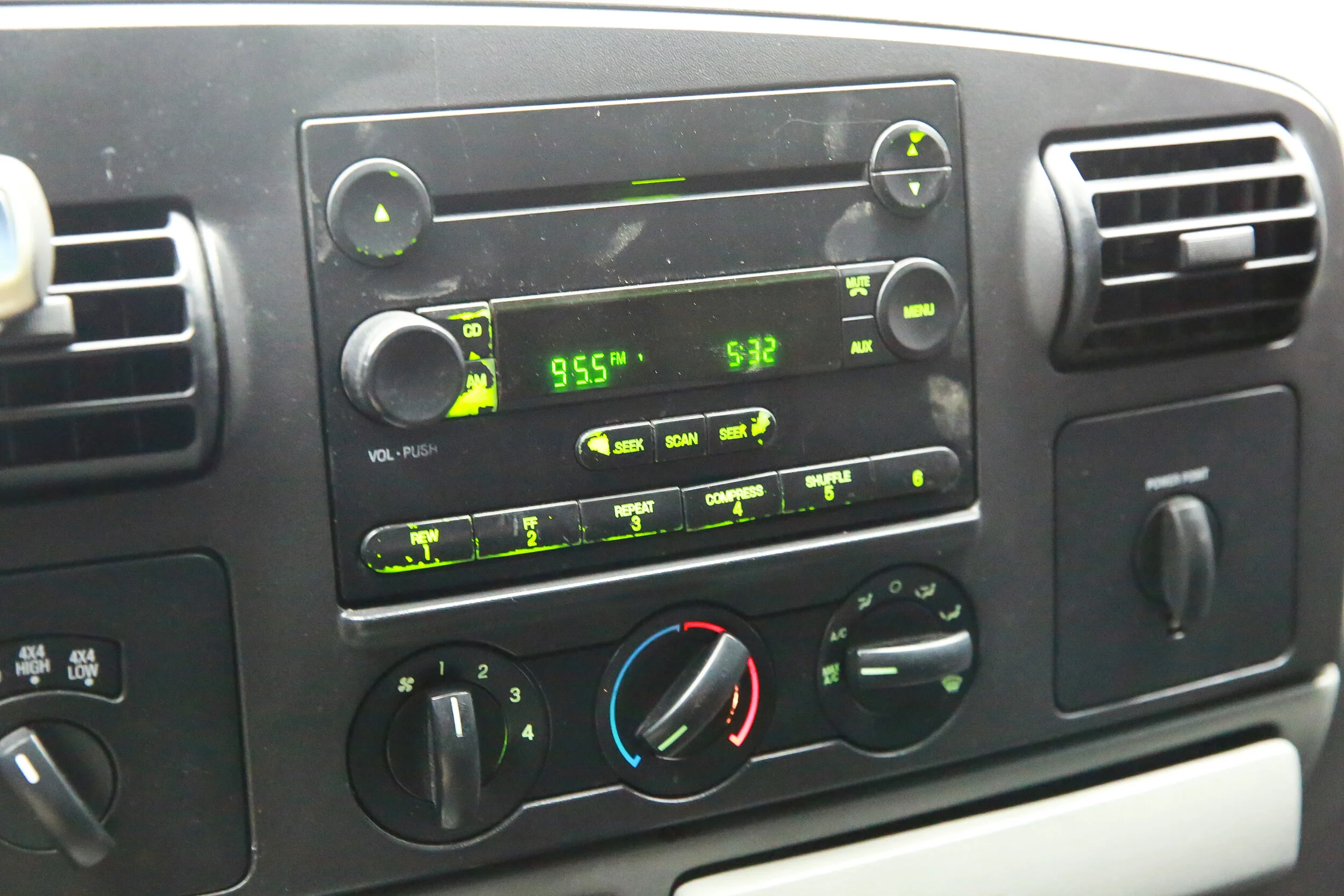 ROBERT_BASSAM_FORD_F250_WHITE_2005 (14).jpg