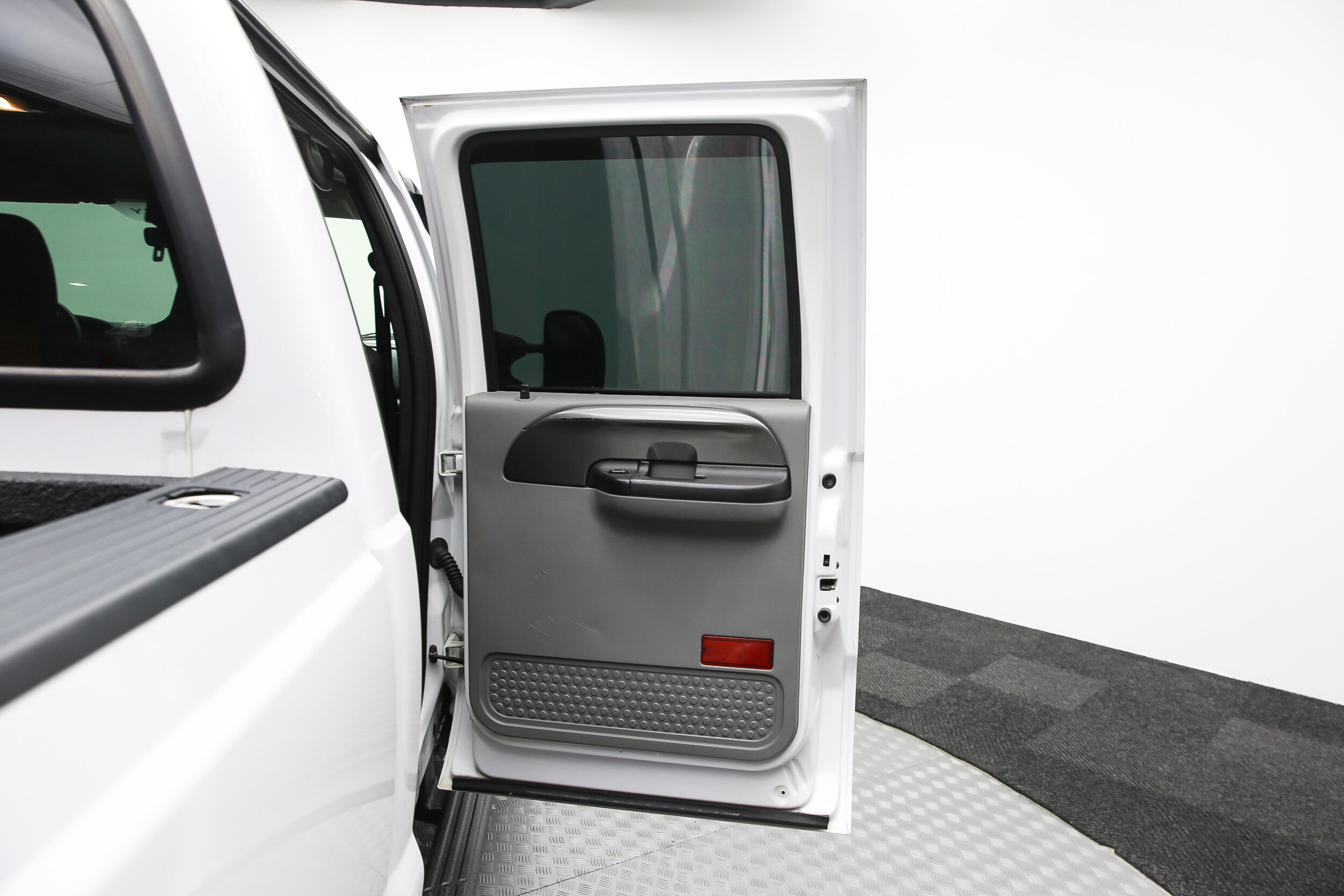 ROBERT_BASSAM_FORD_F250_WHITE_2005 (24).jpg