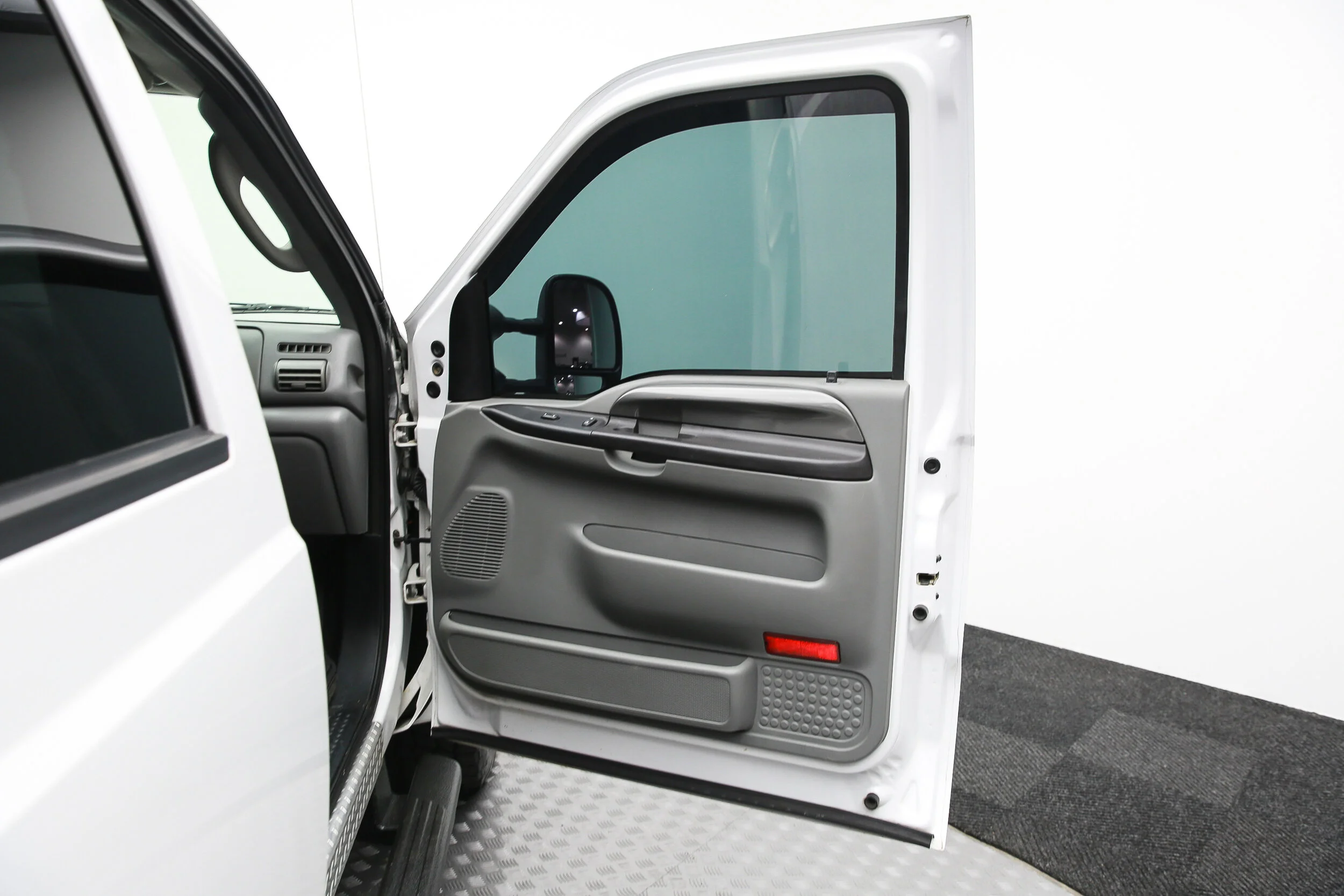 ROBERT_BASSAM_FORD_F250_WHITE_2005 (27).jpg