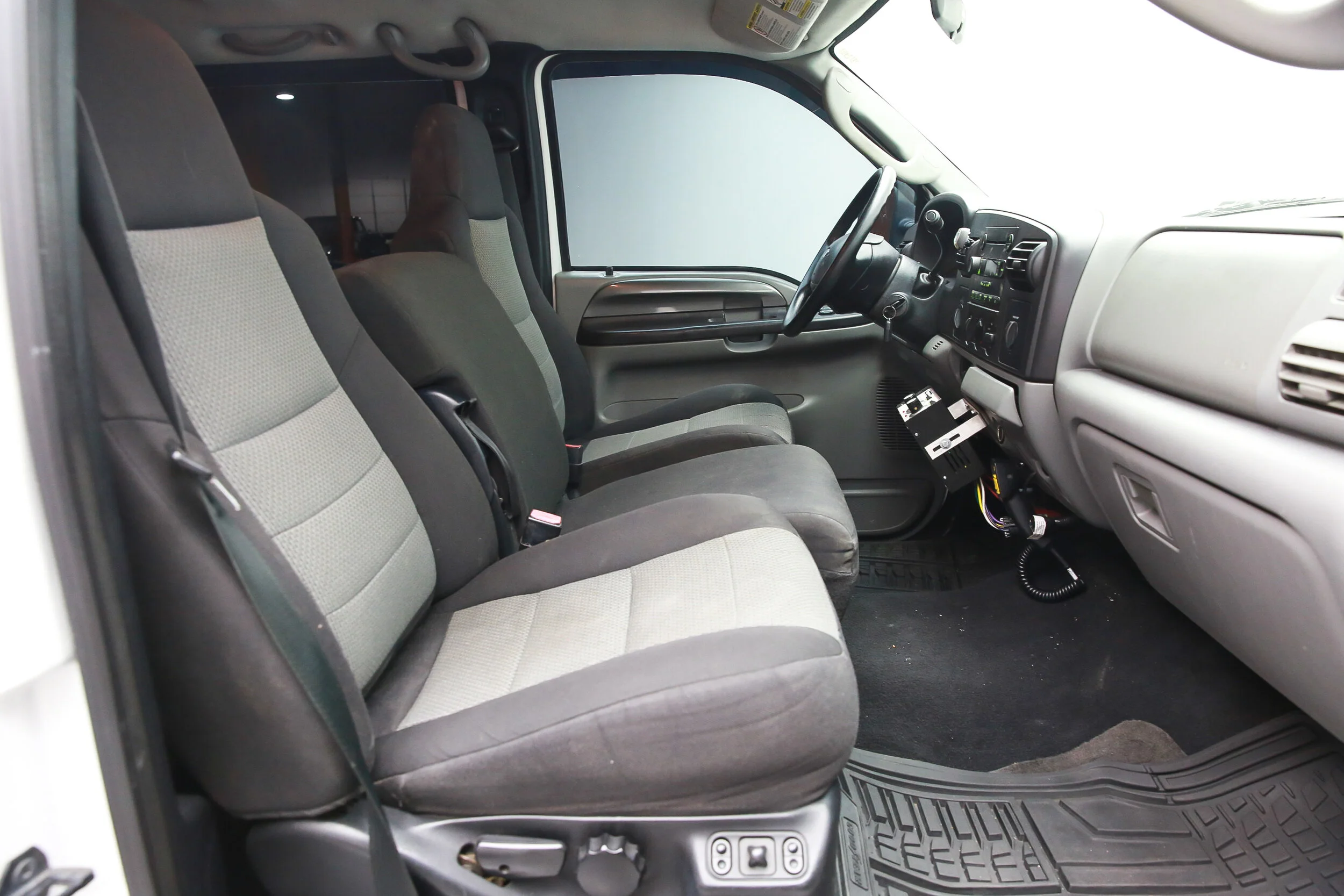 ROBERT_BASSAM_FORD_F250_WHITE_2005 (29).jpg