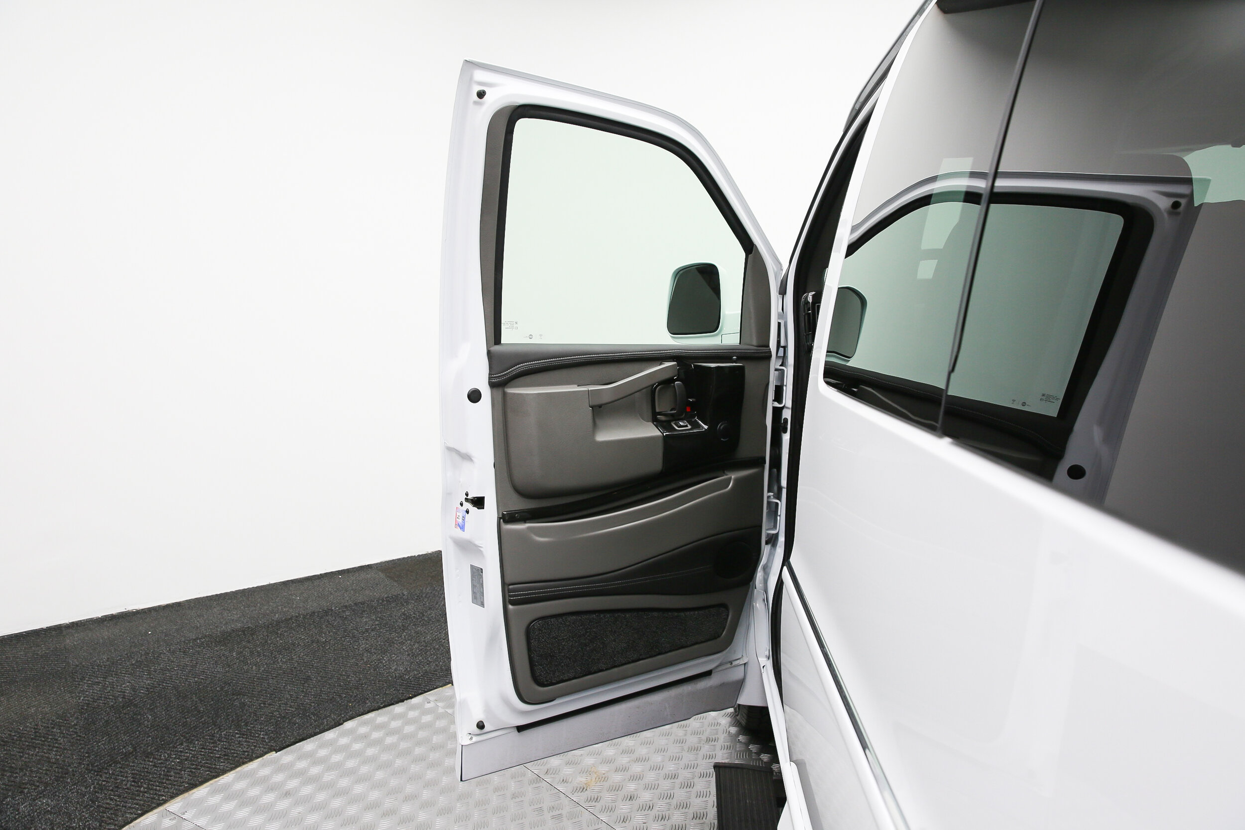 ROBERT_BASSAM_GMC_SAVANA_EXPLORER_VAN_WHITE (4).jpg