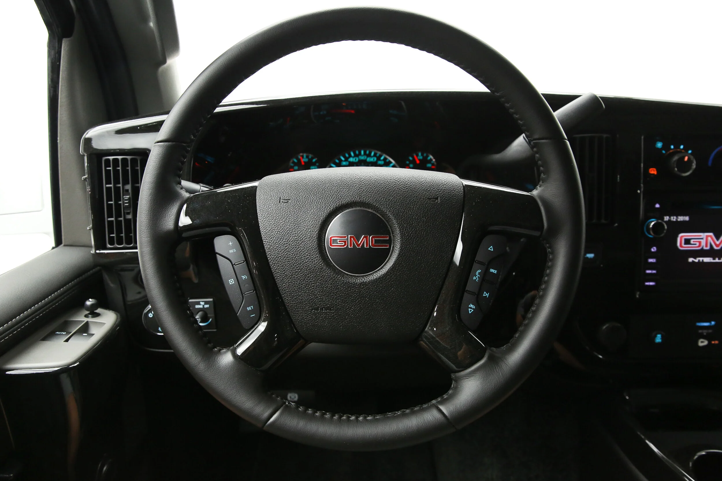 ROBERT_BASSAM_GMC_SAVANA_EXPLORER_VAN_WHITE (7).jpg