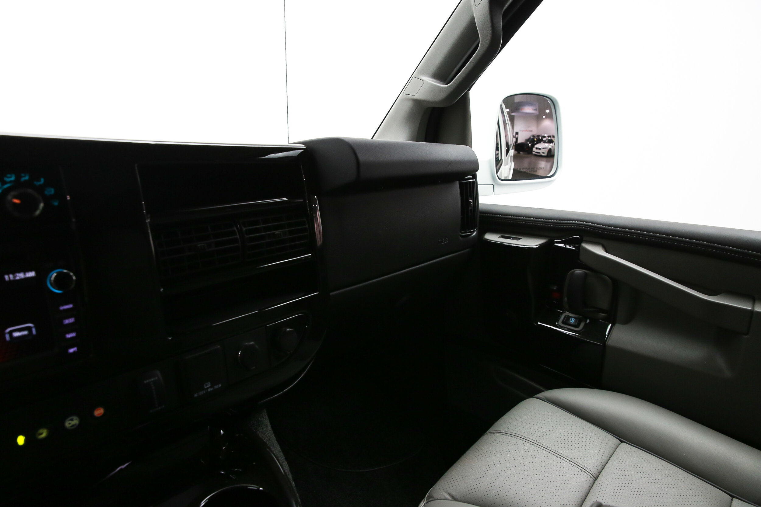 ROBERT_BASSAM_GMC_SAVANA_EXPLORER_VAN_WHITE (16).jpg