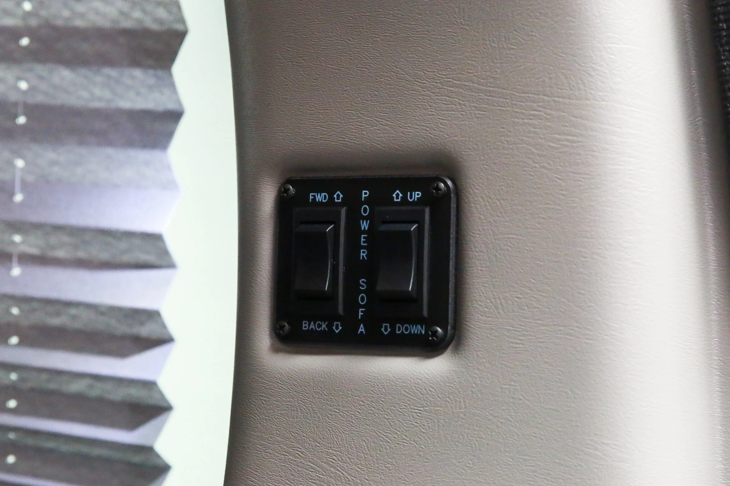 ROBERT_BASSAM_GMC_SAVANA_EXPLORER_VAN_WHITE (21).jpg