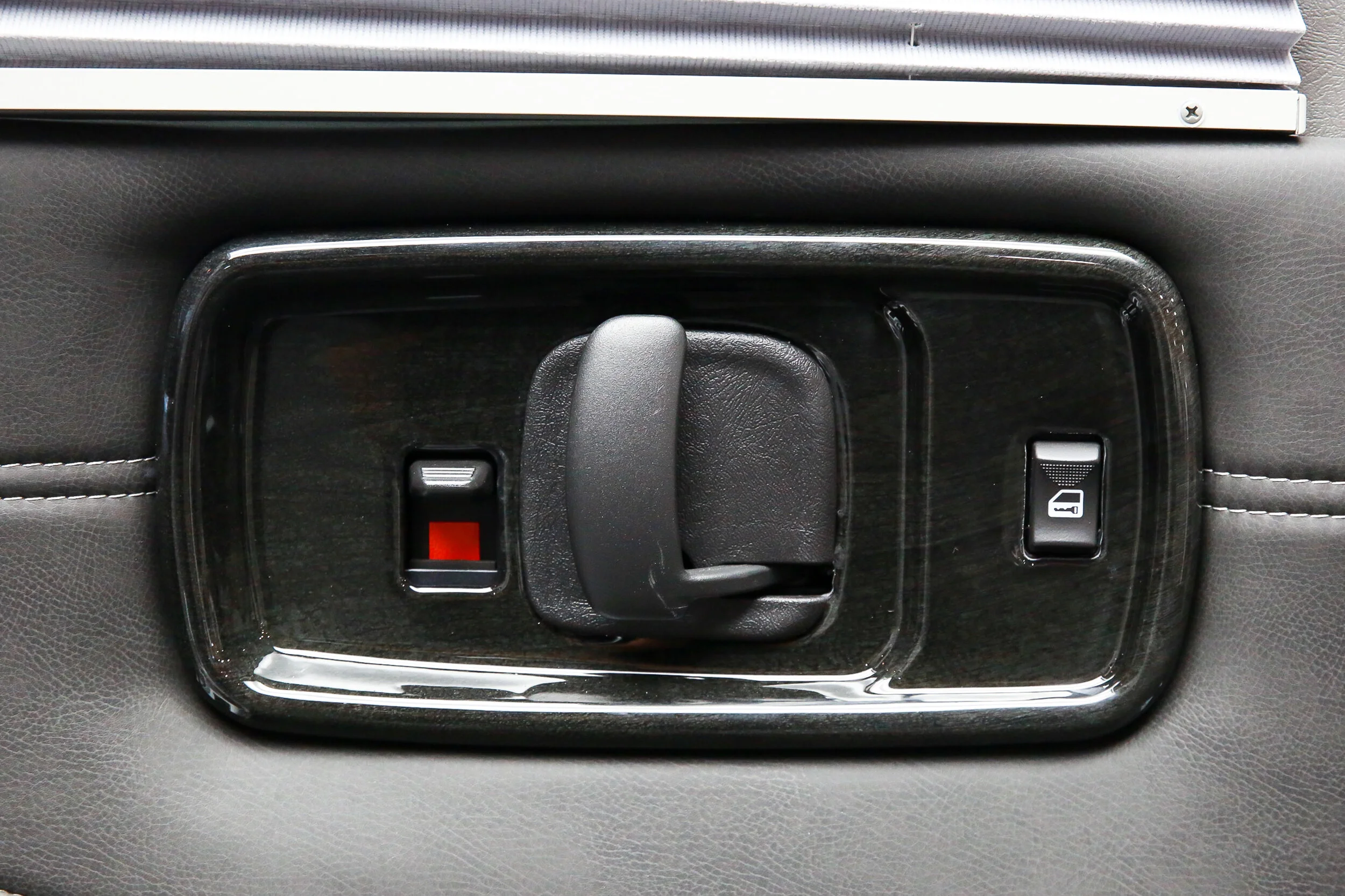 ROBERT_BASSAM_GMC_SAVANA_EXPLORER_VAN_WHITE (22).jpg