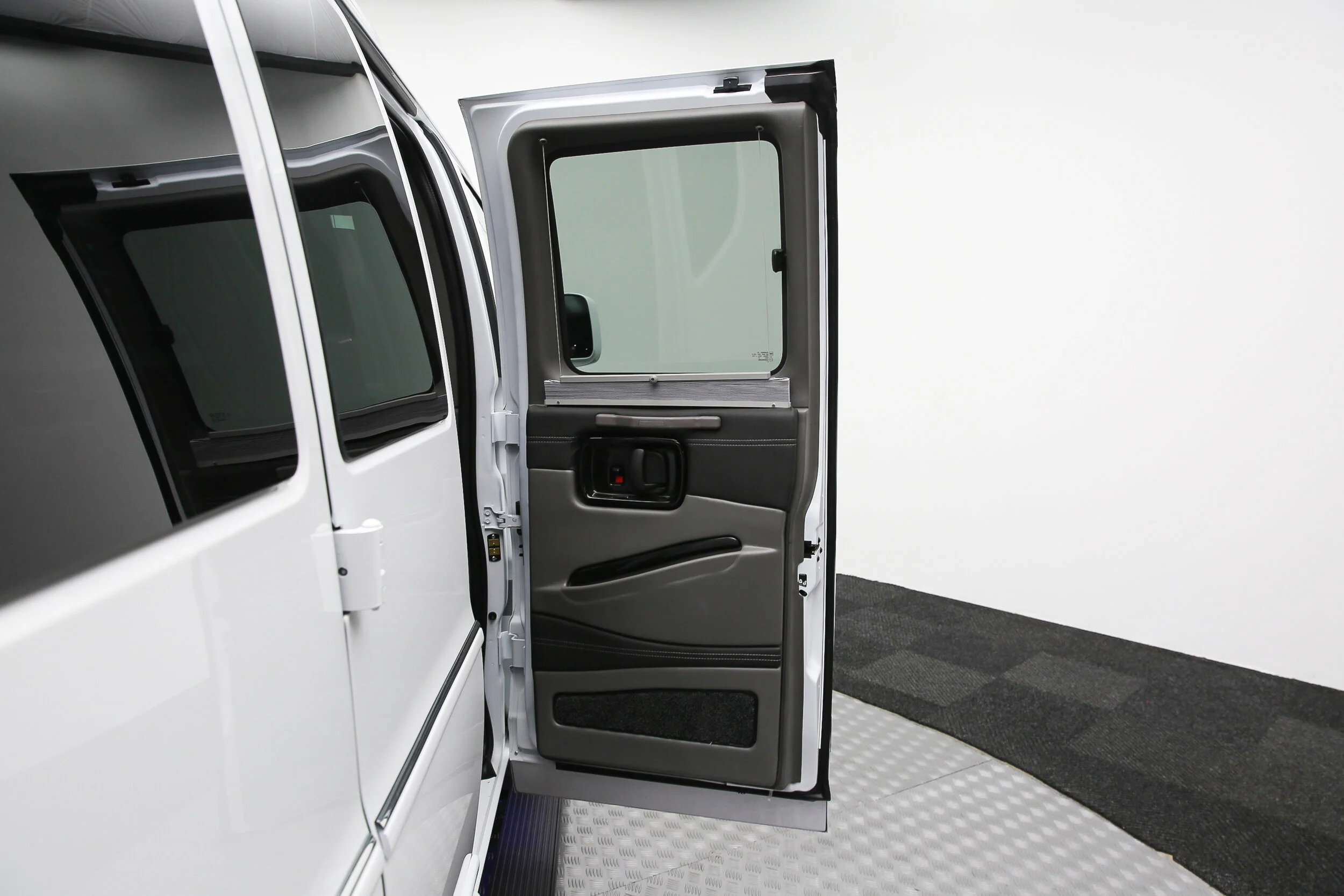 ROBERT_BASSAM_GMC_SAVANA_EXPLORER_VAN_WHITE (26).jpg
