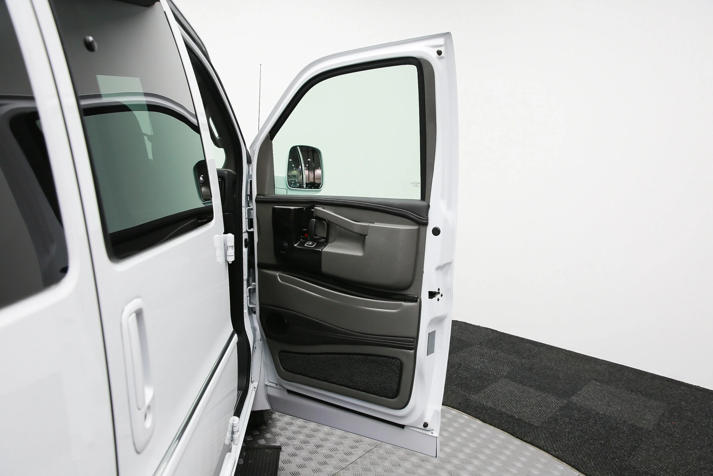 ROBERT_BASSAM_GMC_SAVANA_EXPLORER_VAN_WHITE (28).jpg