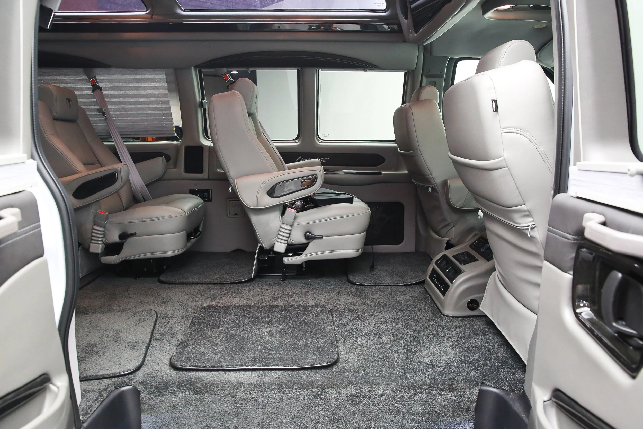 ROBERT_BASSAM_GMC_SAVANA_EXPLORER_VAN_WHITE (27).jpg